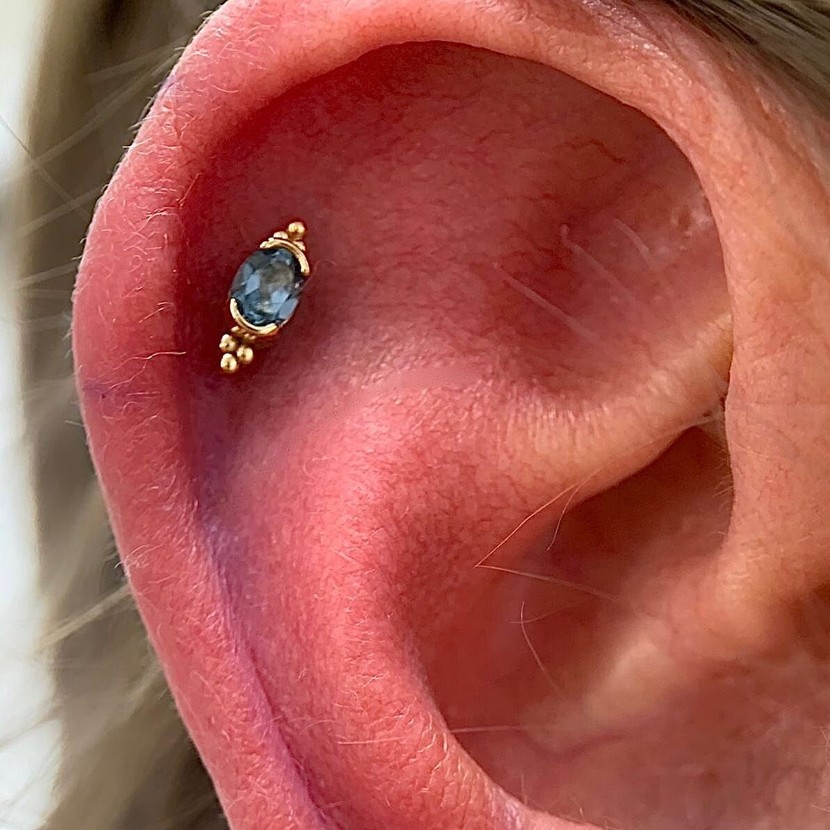 Isn&rsquo;t that just a gorgeous jewel? @quetzallijewelry surely knows their game. 🤤
By @dahlia_hoshi 💛

#piercing #amsterdampiercing #quetzallijewelry #solidgoldjewelry #qualitypiercing