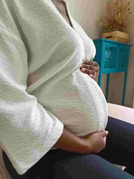 Femme enceinte mains ventre