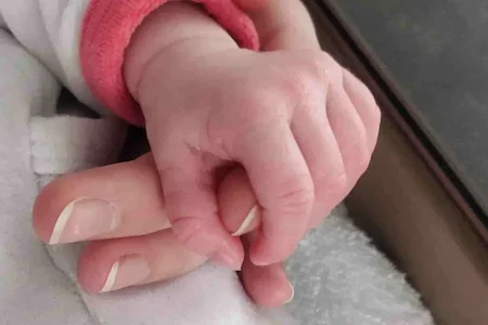 Mains maman et bébé