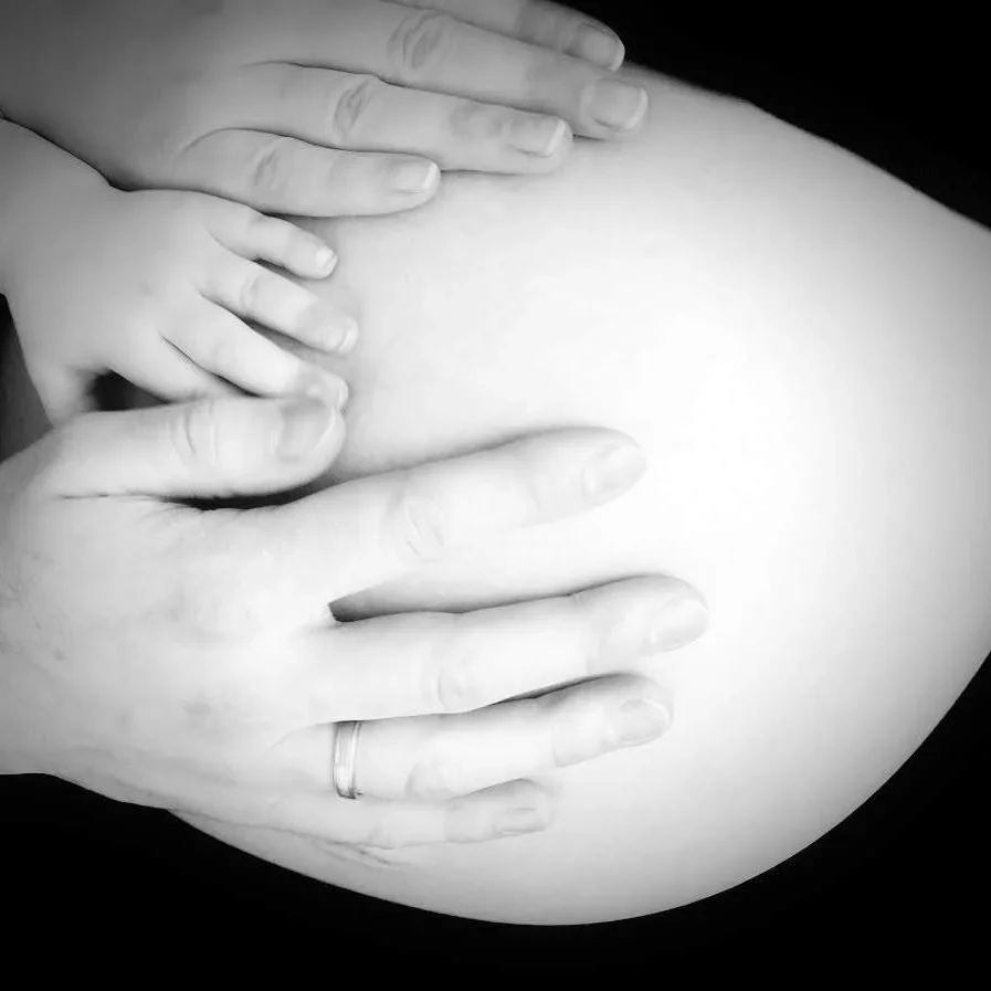 Mains ventre femme enceinte