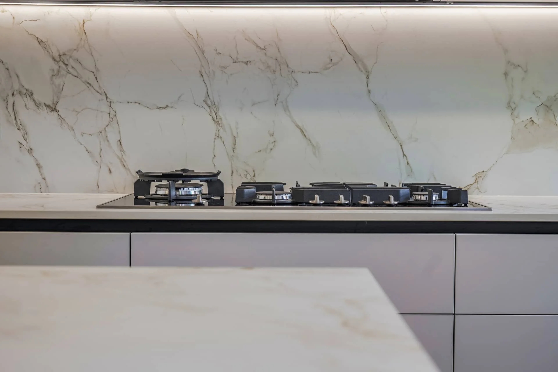 Puccini_kitchens_white_marble_P2198626.jpeg