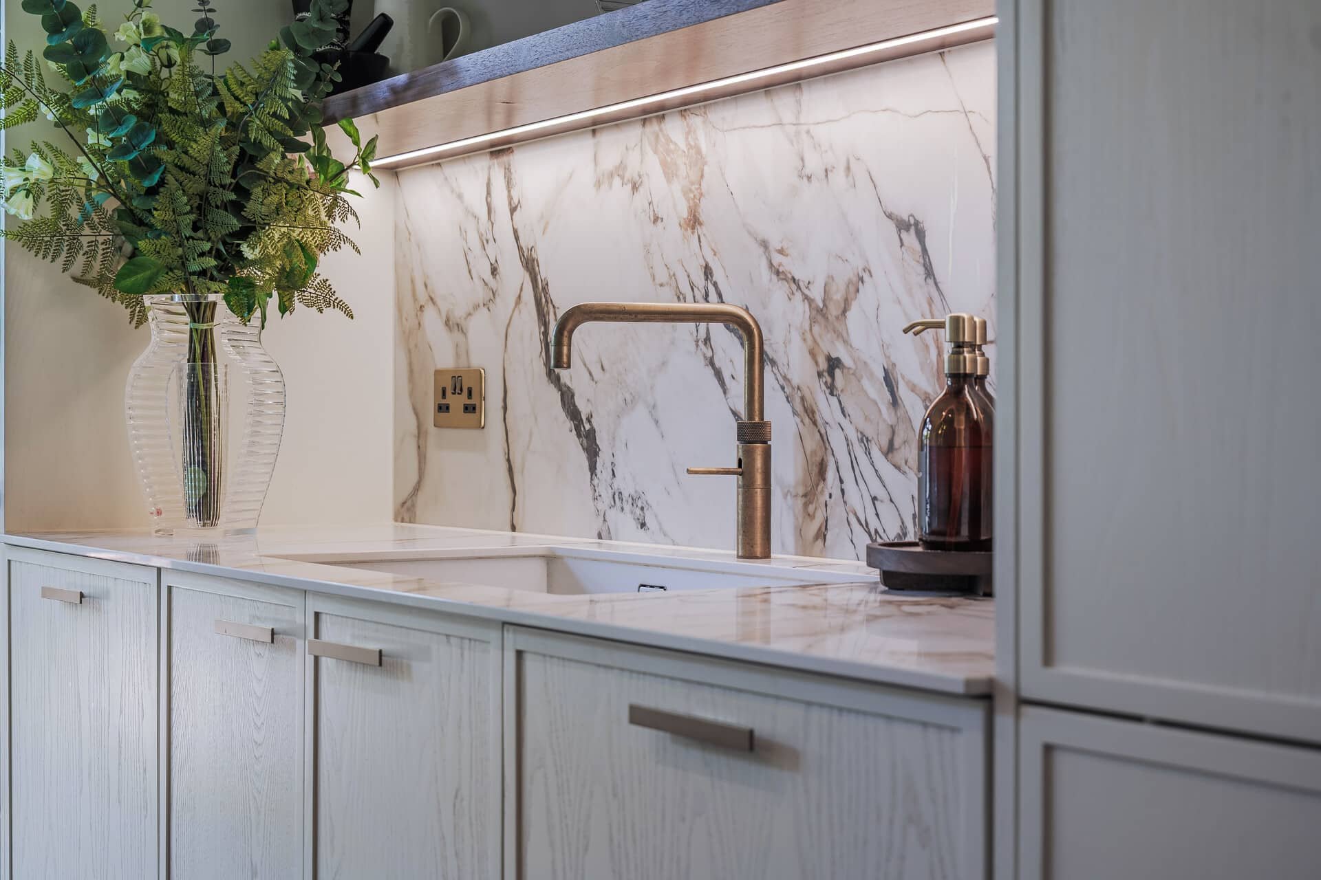 Puccini_kitchens_white and wood_P2249193.jpg