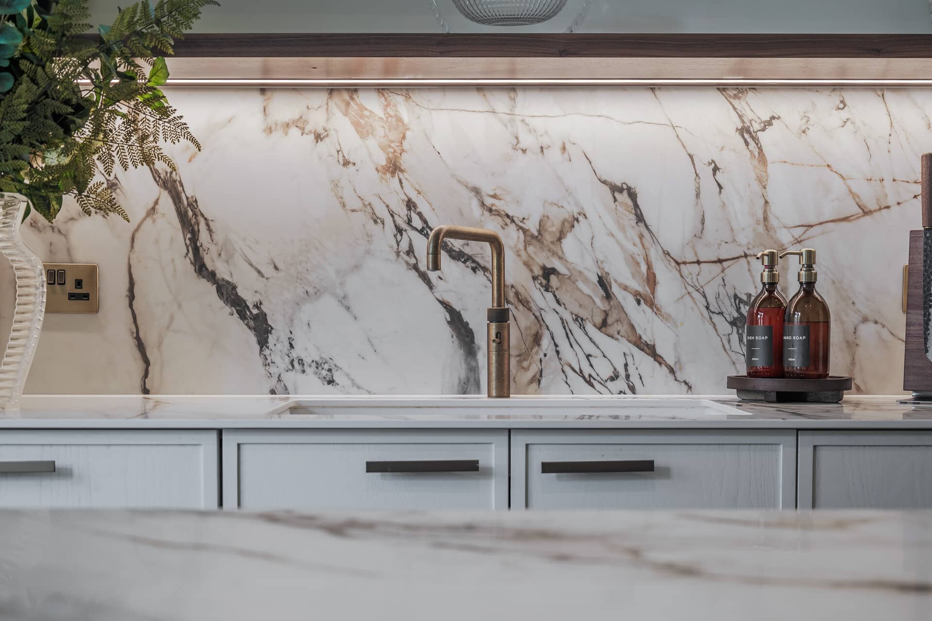 Puccini_kitchens_white and wood_P2249198.jpg
