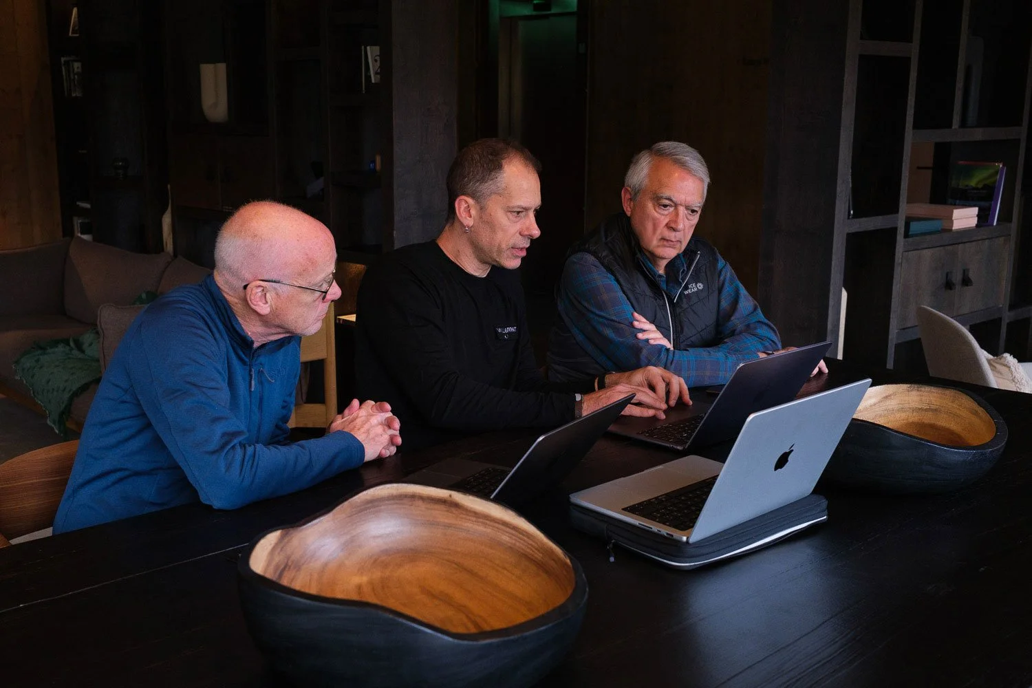 Photo editing session in Kerlingarfjöll during the iceland highlands workshop with our participants