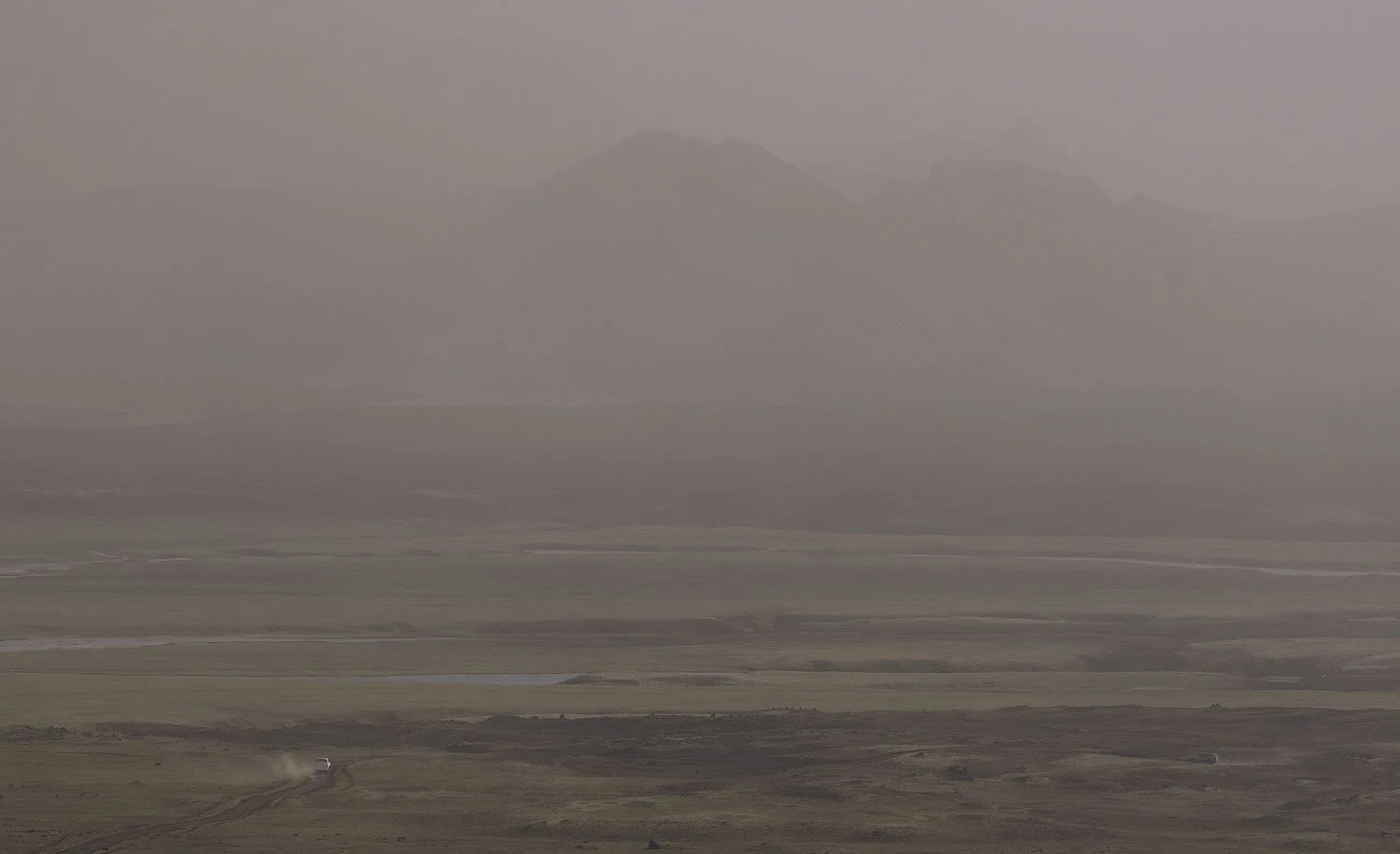 The raw file of a sandstorm scene captured with the sigma 100-400mm and fujifilm xt4 in the iceland highlands