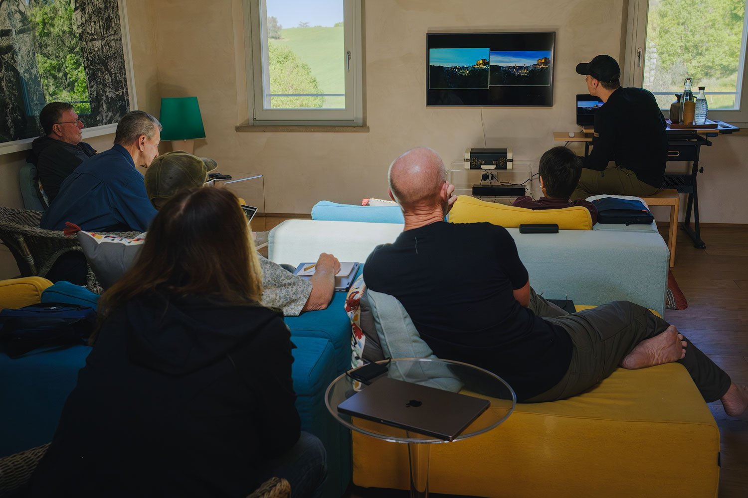 tuscany workshop photo editing session with the group of photographers