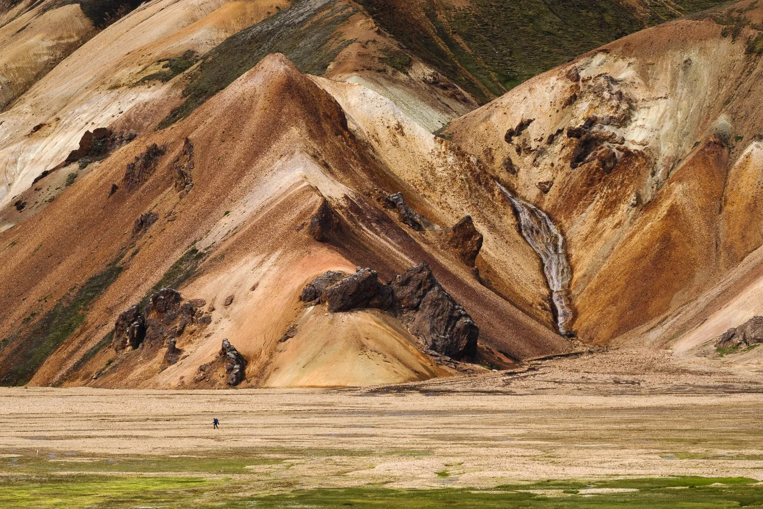 Colorful mountains in Landamnnalaugar area photographed handheld with the Sigma 100-400mm F5-6.3 DG DN OS | Contemporary on the Fujifilm X-T4.