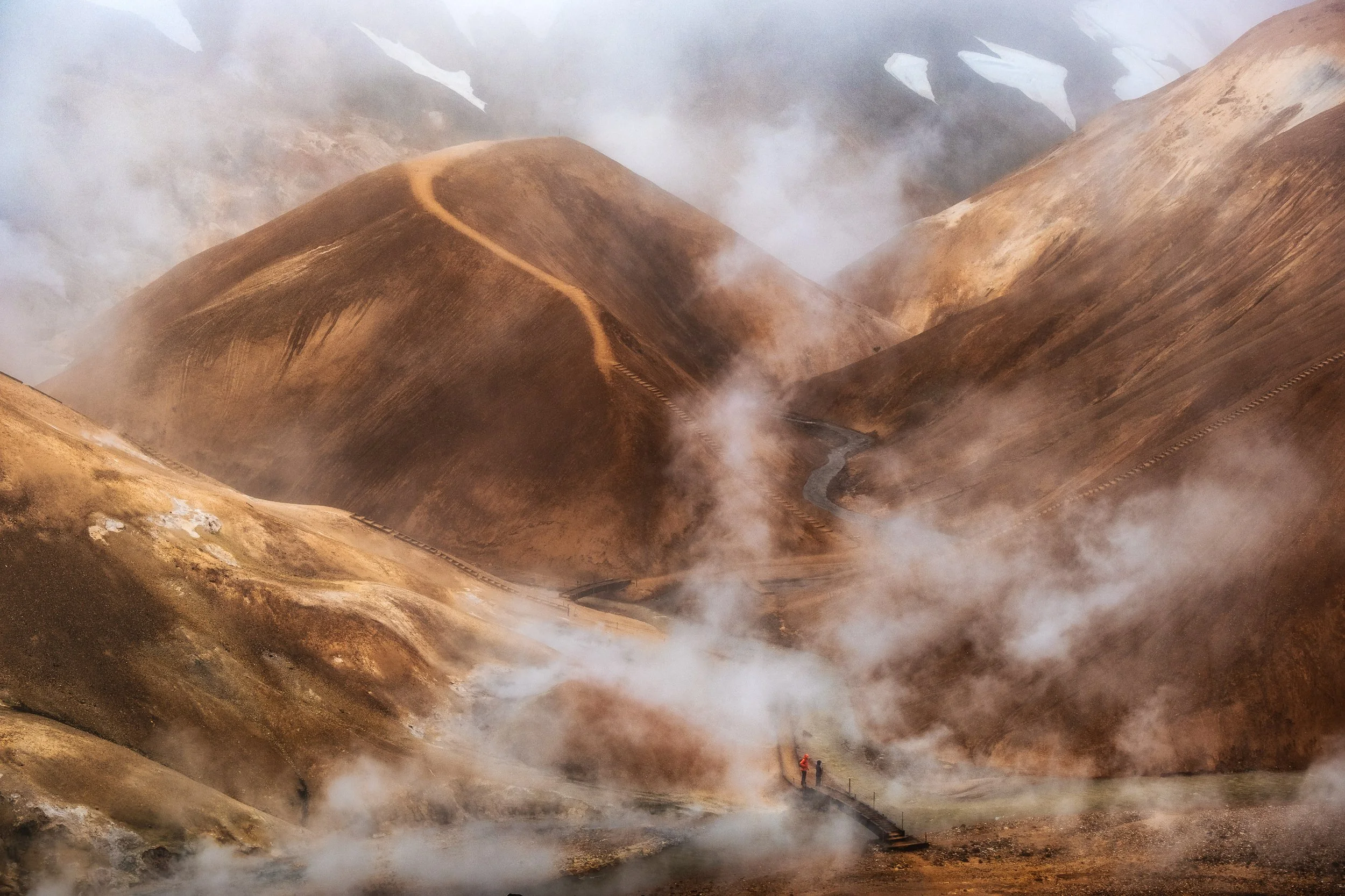 Kerlingarfjöll valley with steams and smoke photographed handheld with the Fujinon XF50-140mm f/2.8 on the Fujifilm X-T30
