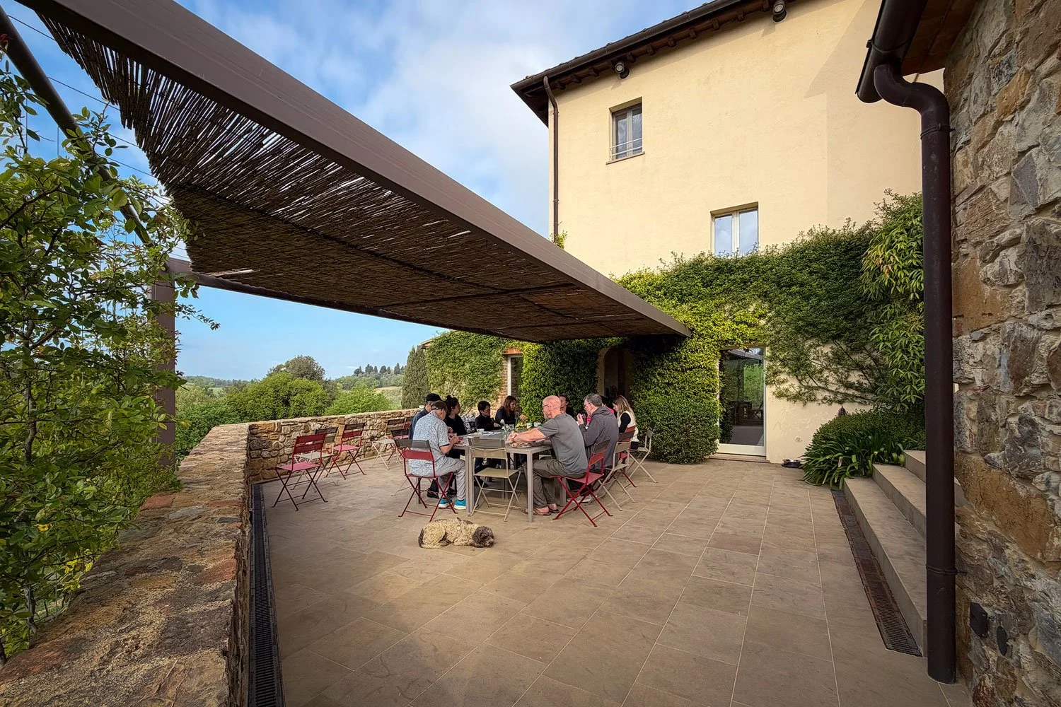 tuscany workshop group of photographers eating outside the podere