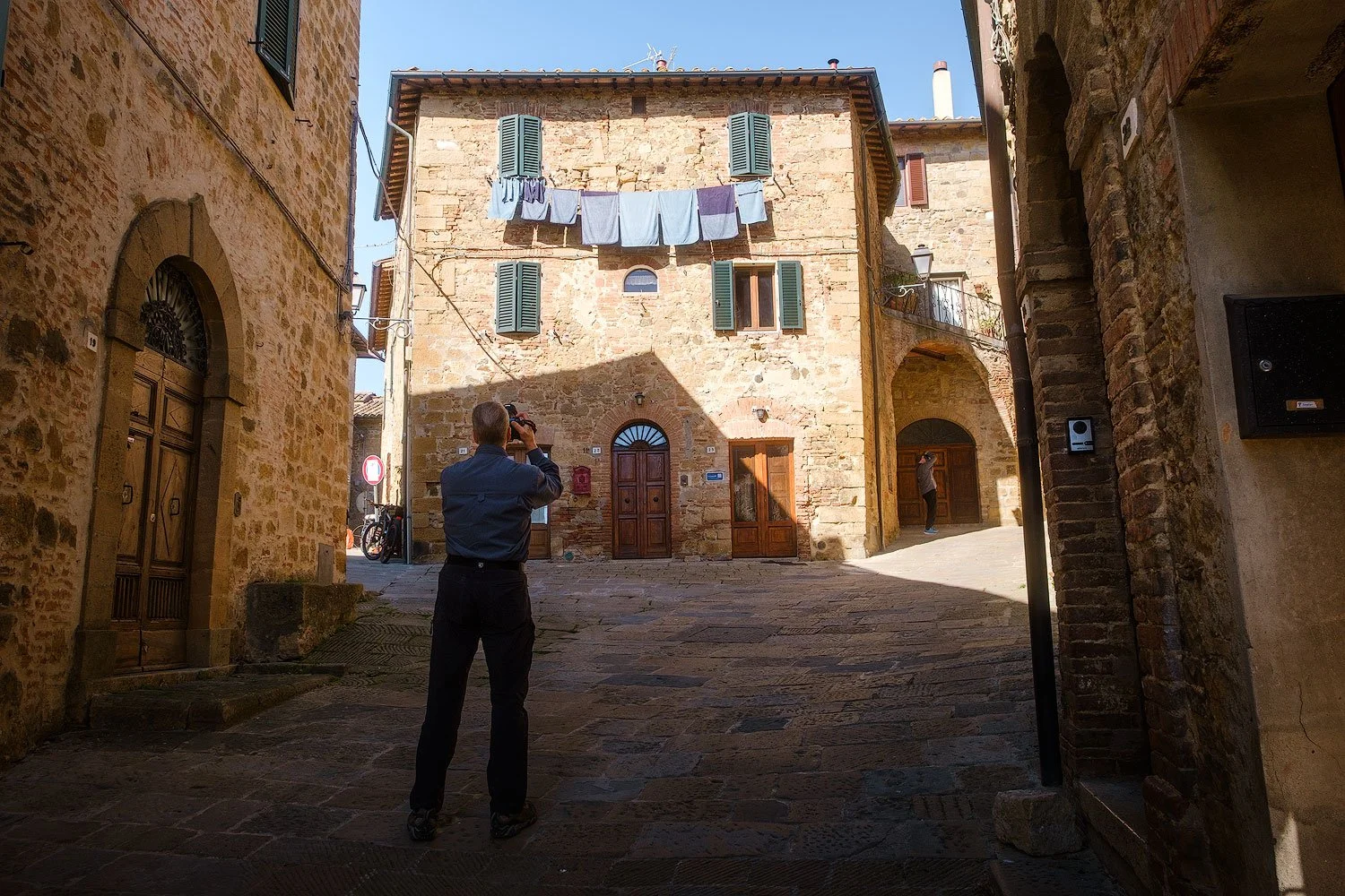 tuscany workshop village with photographers