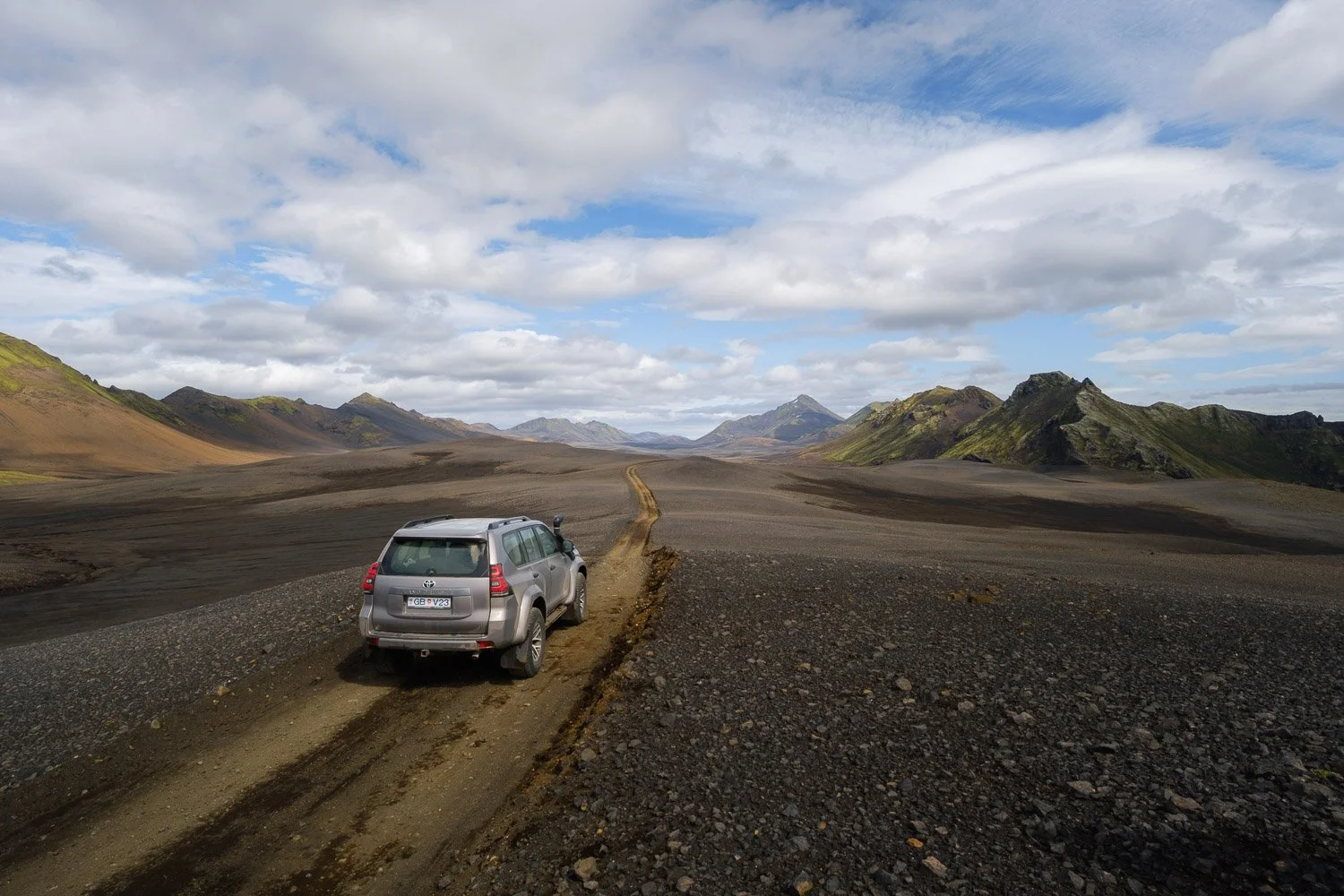 Panoramic vista of the Langisjór area photographed handheld with the Sigma 10-18mm F2.8 DC DN | Contemporary on the Fujifilm X-T4.