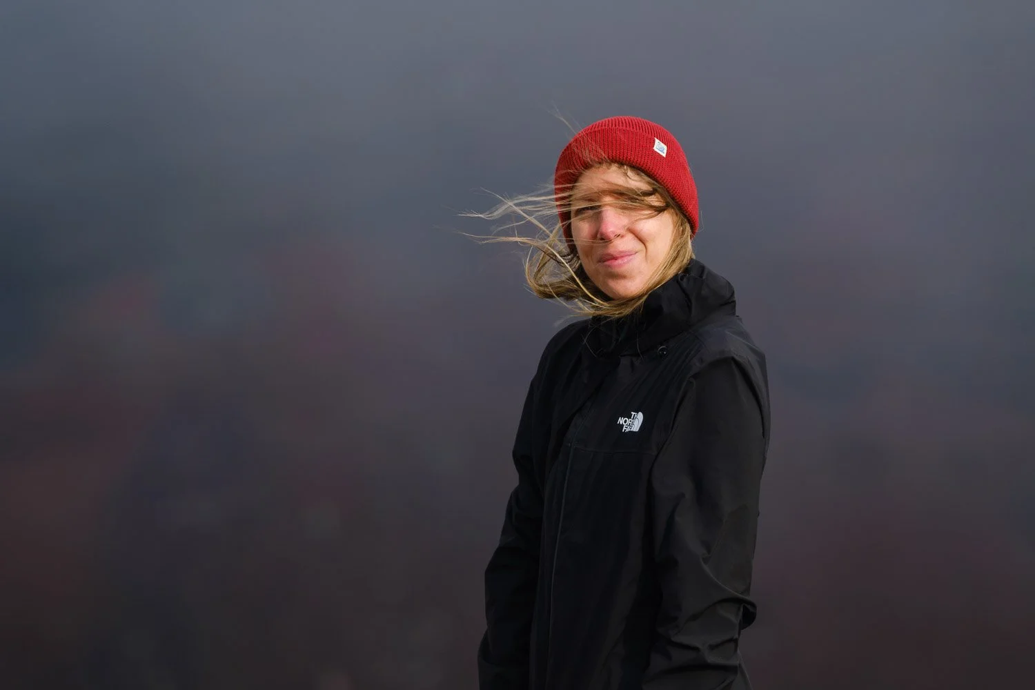 Sabrina Tosato portrait in the highlands of Iceland photographed handheld with the Sigma 100-400mm F5-6.3 DG DN OS | Contemporary on the Fujifilm X-T4.
