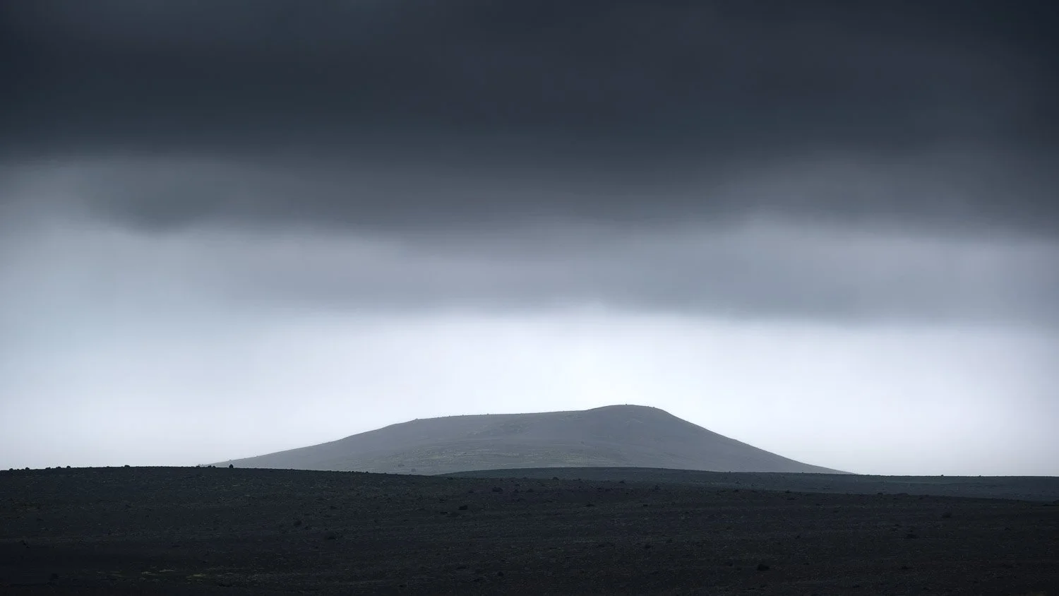 Minimalist moody scene along the road to Kerlingarfjöll photographed handheld with the Fujinon 50-140mm f/2.8 R LM OIS WR on the Fujifilm X-T4