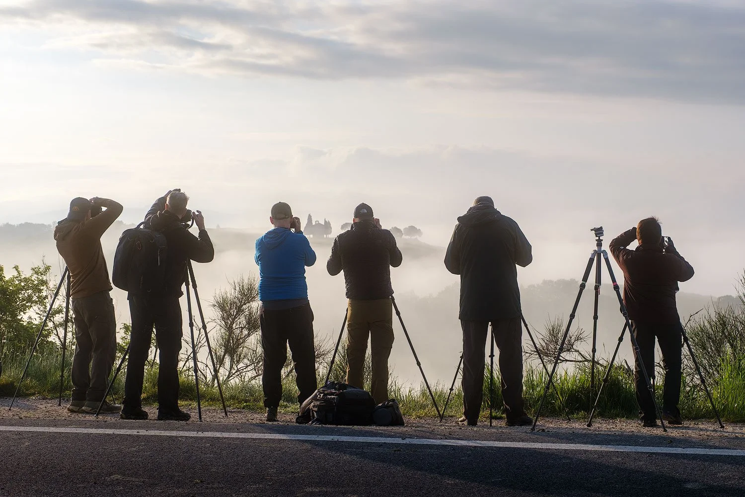 tuscany workshop group of photographers in the morning with tripods