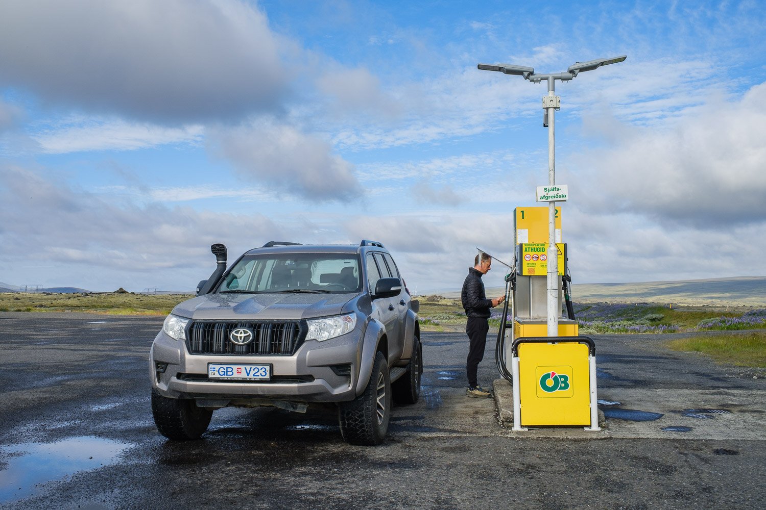 Andrea Livieri putting gas in the 4x4 in the morning during the Iceland Highlands workshop