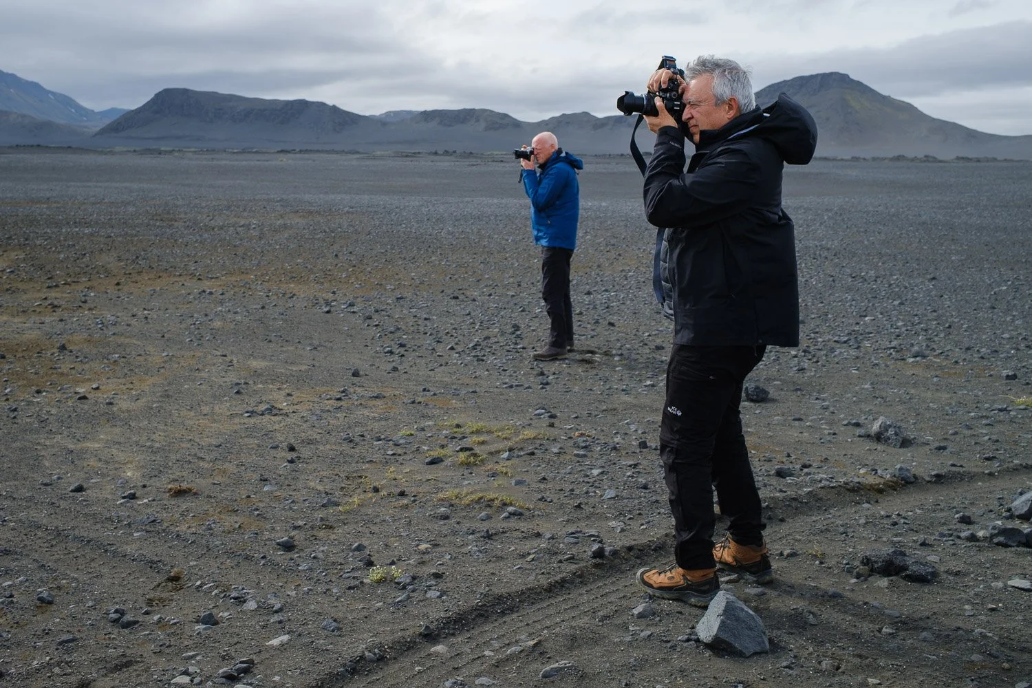 Two workshop participants photographing in the icelandic highlands along the road to Landmannalaugar