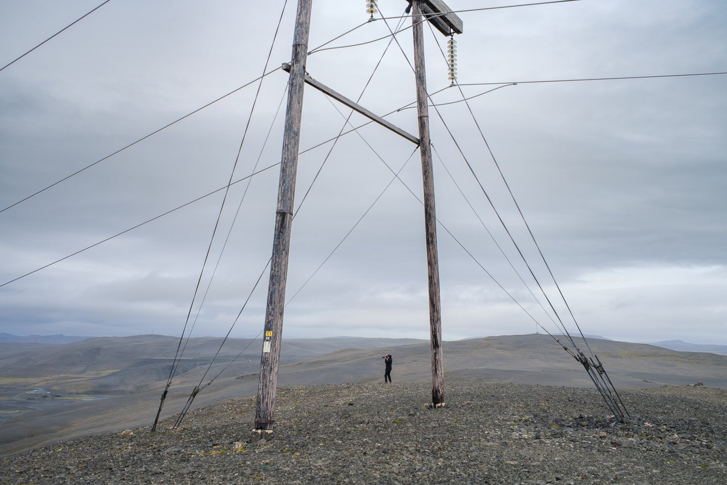 A workshop participant photographing in the icelandic highlands along the road to Landmannalaugar