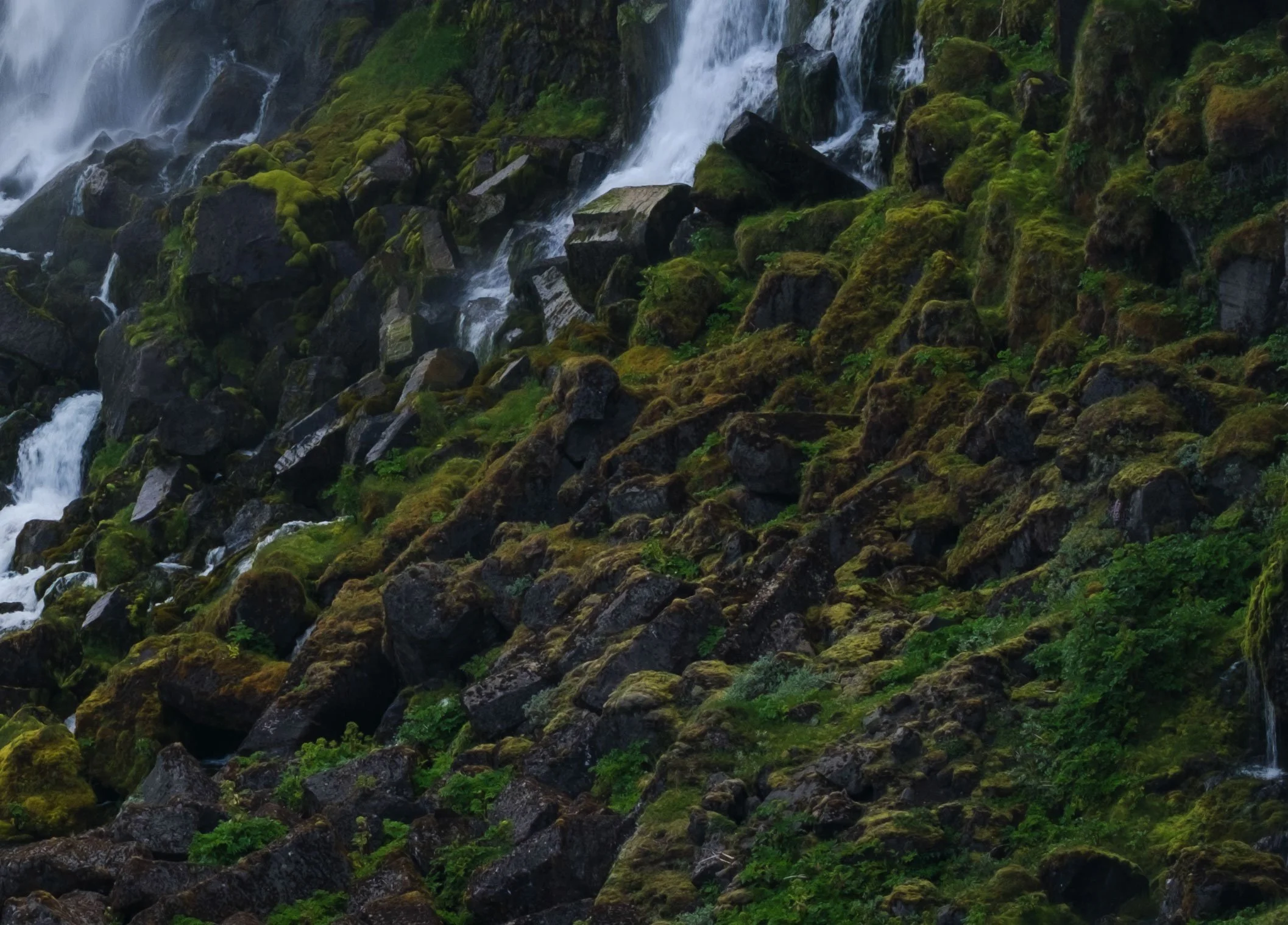 100% crop from the bottom-right showing waterfall detail and wet basalt at Sigöldugljúfur.