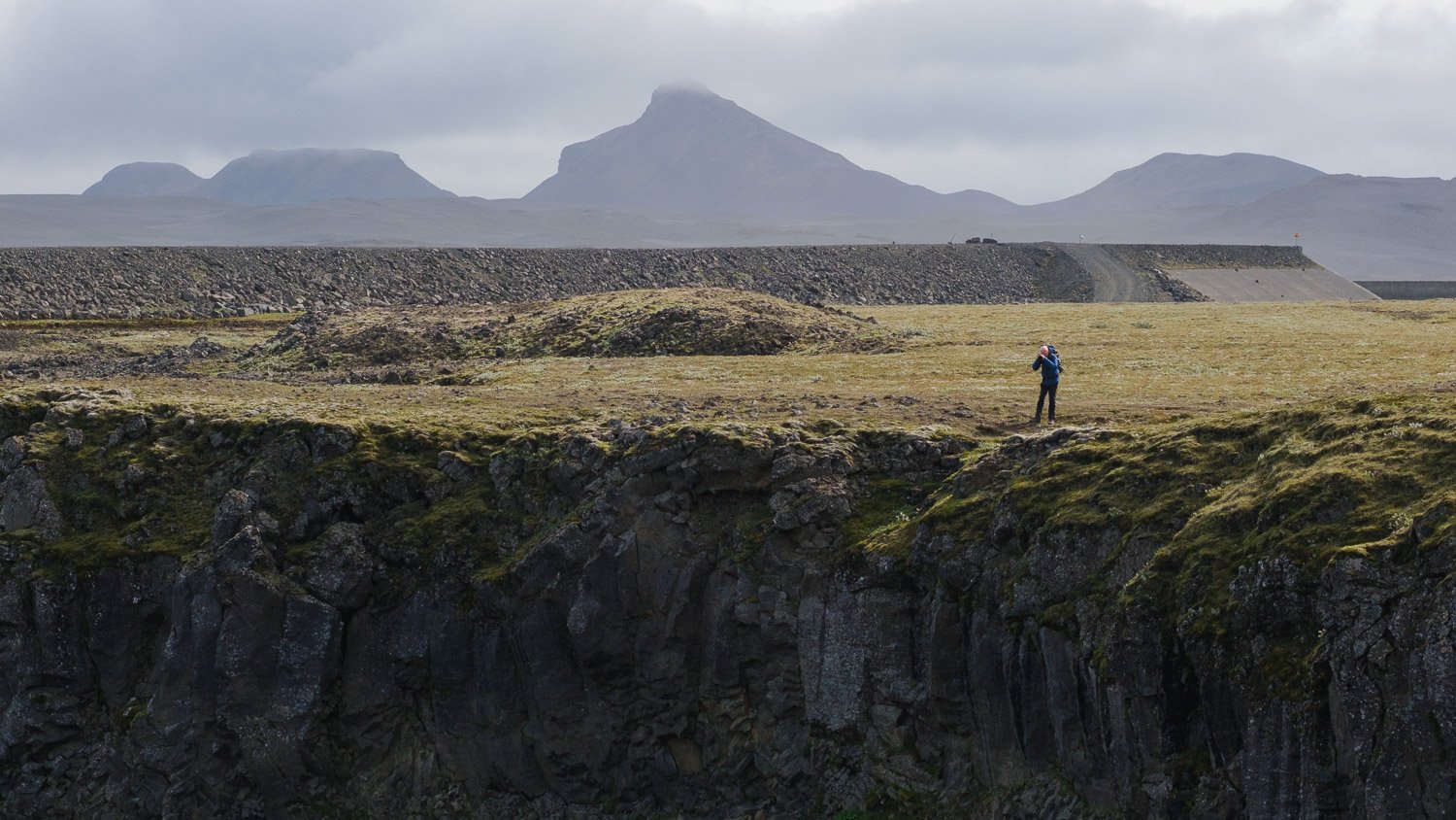 A workshop participants along the Sigöldugljúfur canyon in the highlands of iceland photographed handheld with the Sigma 100-400mm F5-6.3 DG DN OS | Contemporary on the Fujifilm X-T4.