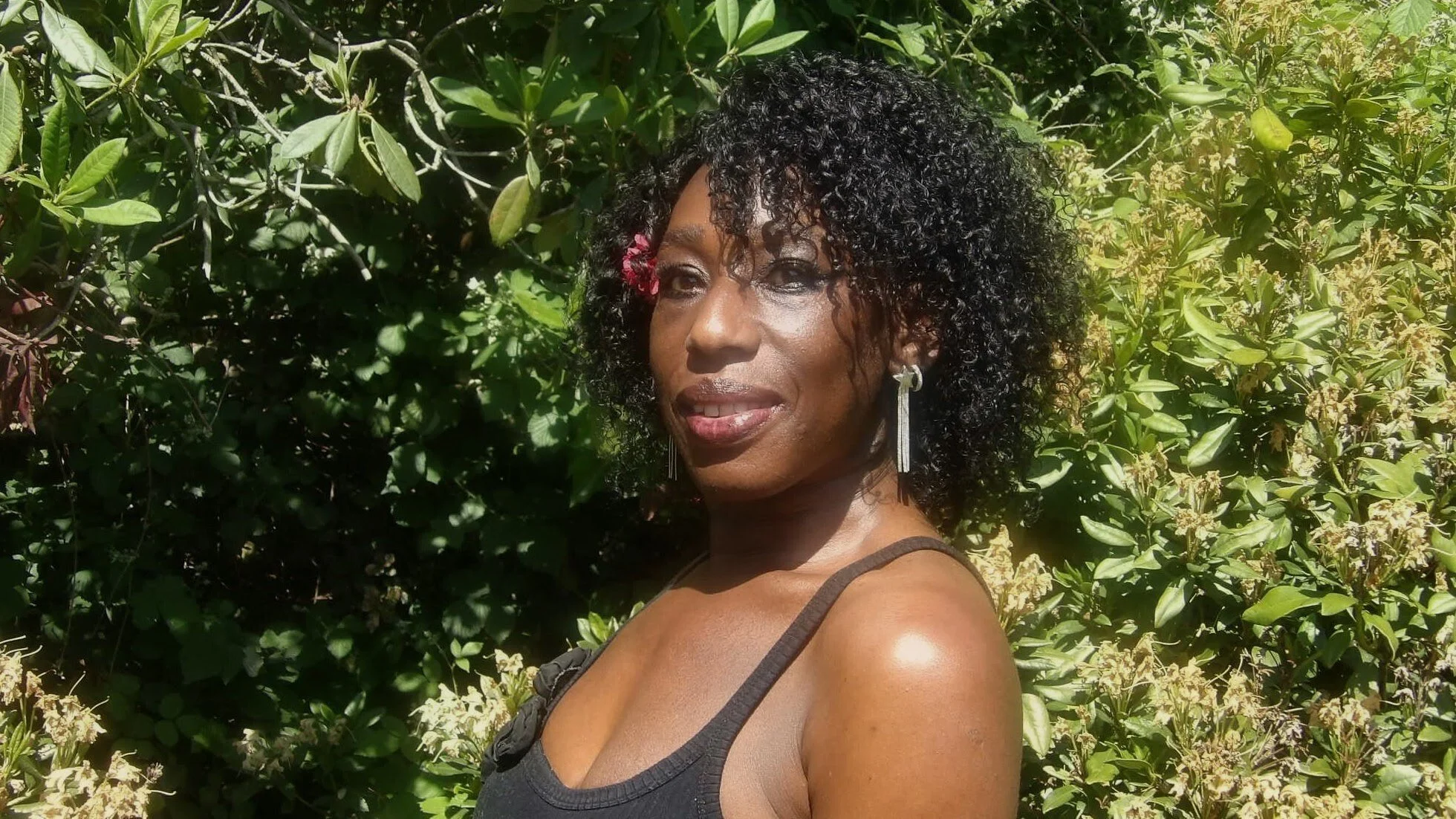 practitioner caroline smiling with a flower in her hair
