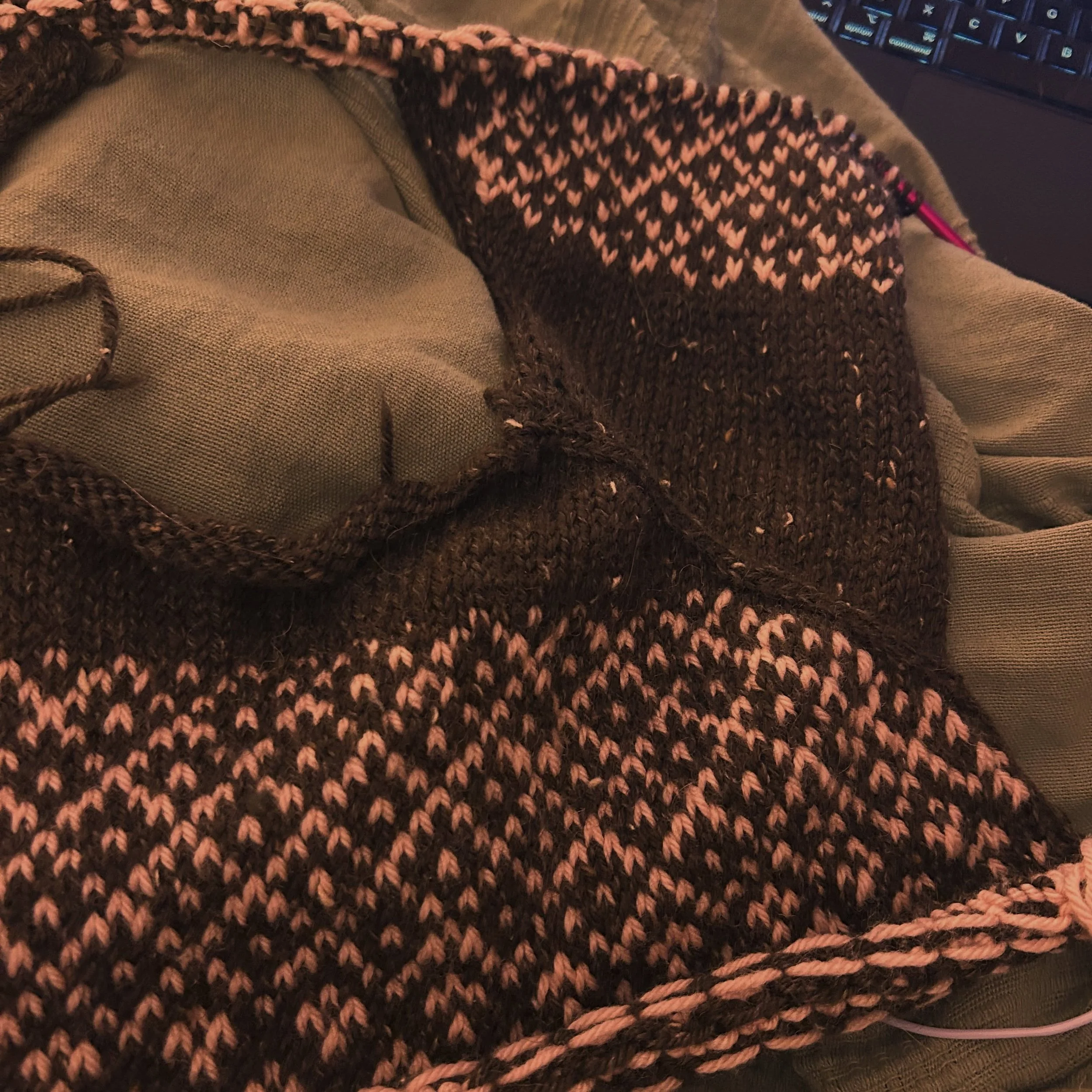 Day 5 🤎

My most recent finished object - the #littlecrystals sweater , my first all over colourwork garment! 

I loved working on this project, I thought it would be more tedious than it was and actually once I got into the round it was very rhythm