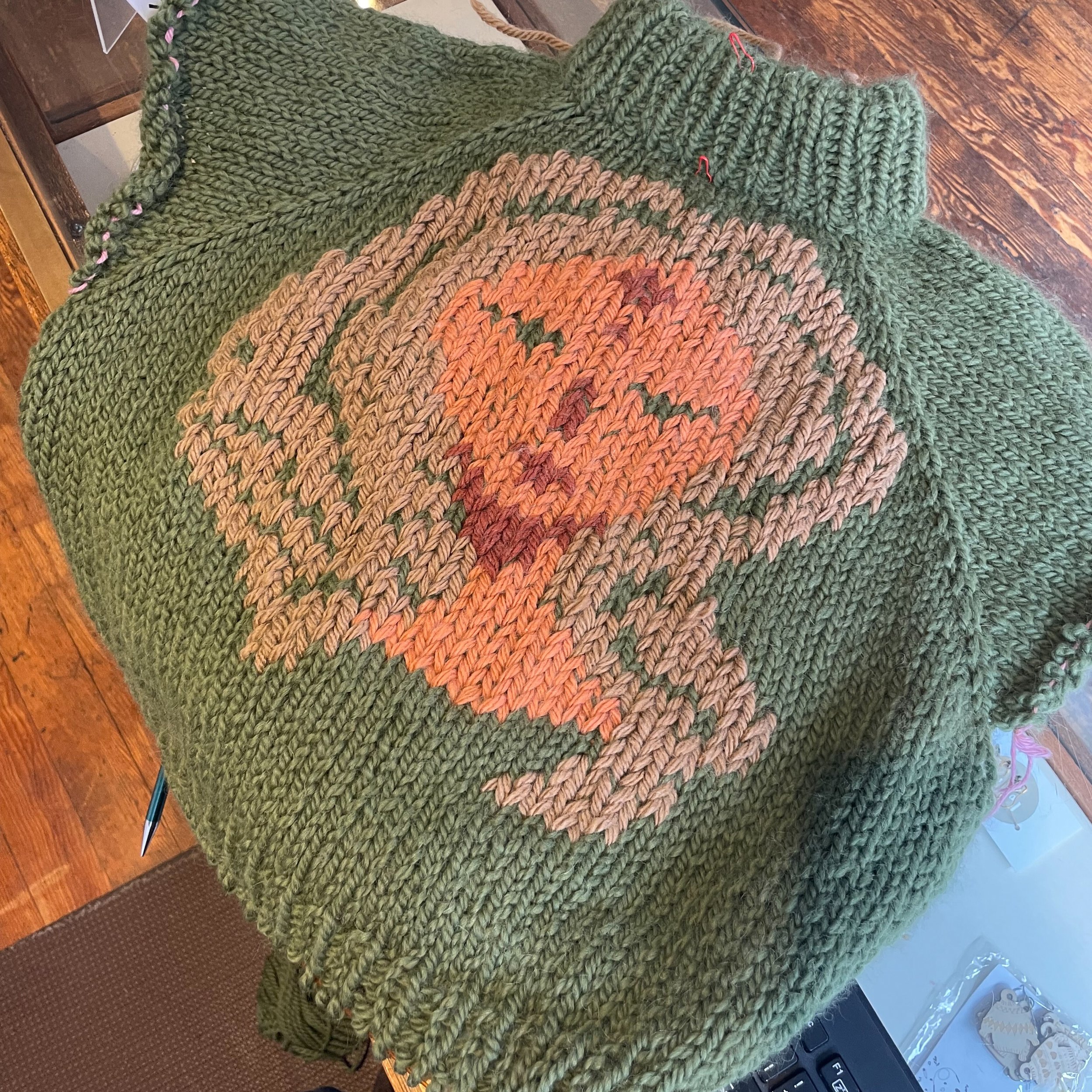 ✨ Duplicate stitch ✨ I made this jumper quite a while ago now, but forgot to post it 🤦&zwj;♀️. I used @dropsdesign Andes, and used a Ravelry design to create this virgo woman design! #handknitting #duplicatestitch #knitting #chunkyknitting #chunkykn