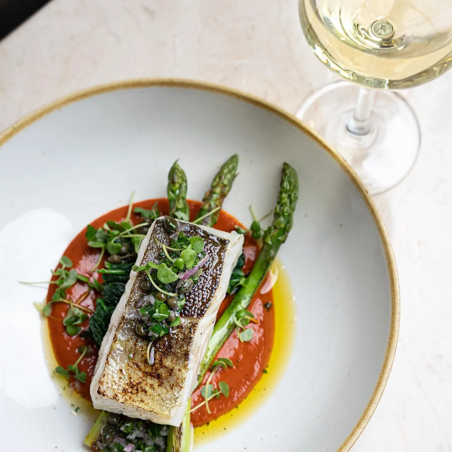 Fresh &amp; delicate, yet full of flavour 👌🏼 Our Roast Cornish Cod with red pepper sauce, asparagus &amp; salsa verde. Accompanied by a chilled glass of Gavi DOCG Del Comune di Gavi Gran&eacute;e - hello weekend!
.
.
.
.
#TerraModerna #BelsizePark 