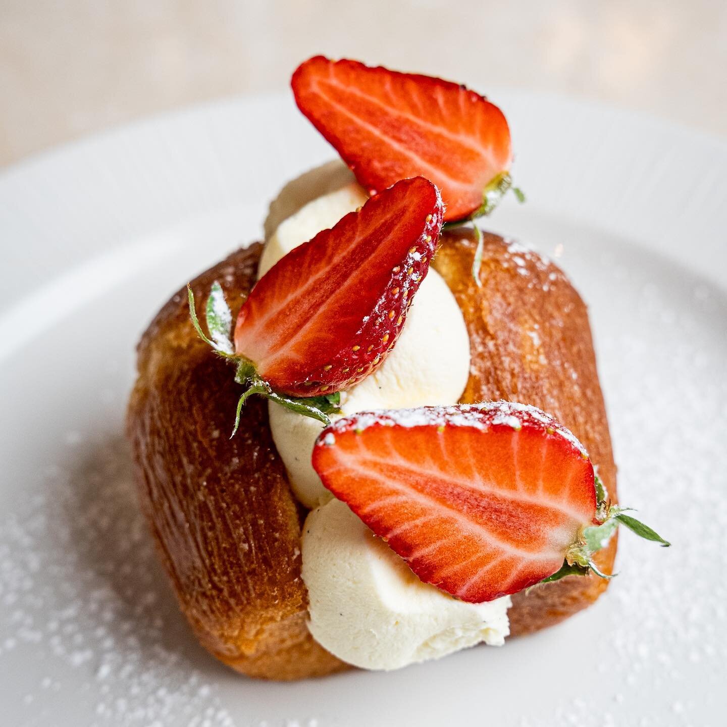 Sundays well spent with our Sunday Arrosto! Join us from 12-4pm tomorrow to try our delicious Italian roast featuring this Bab&agrave; Napoletano 🍓 Book via bio link.
.
.
.
.
#TerraModerna #Sunday #sundayvibes #sundayroast #dessert #sweettooth