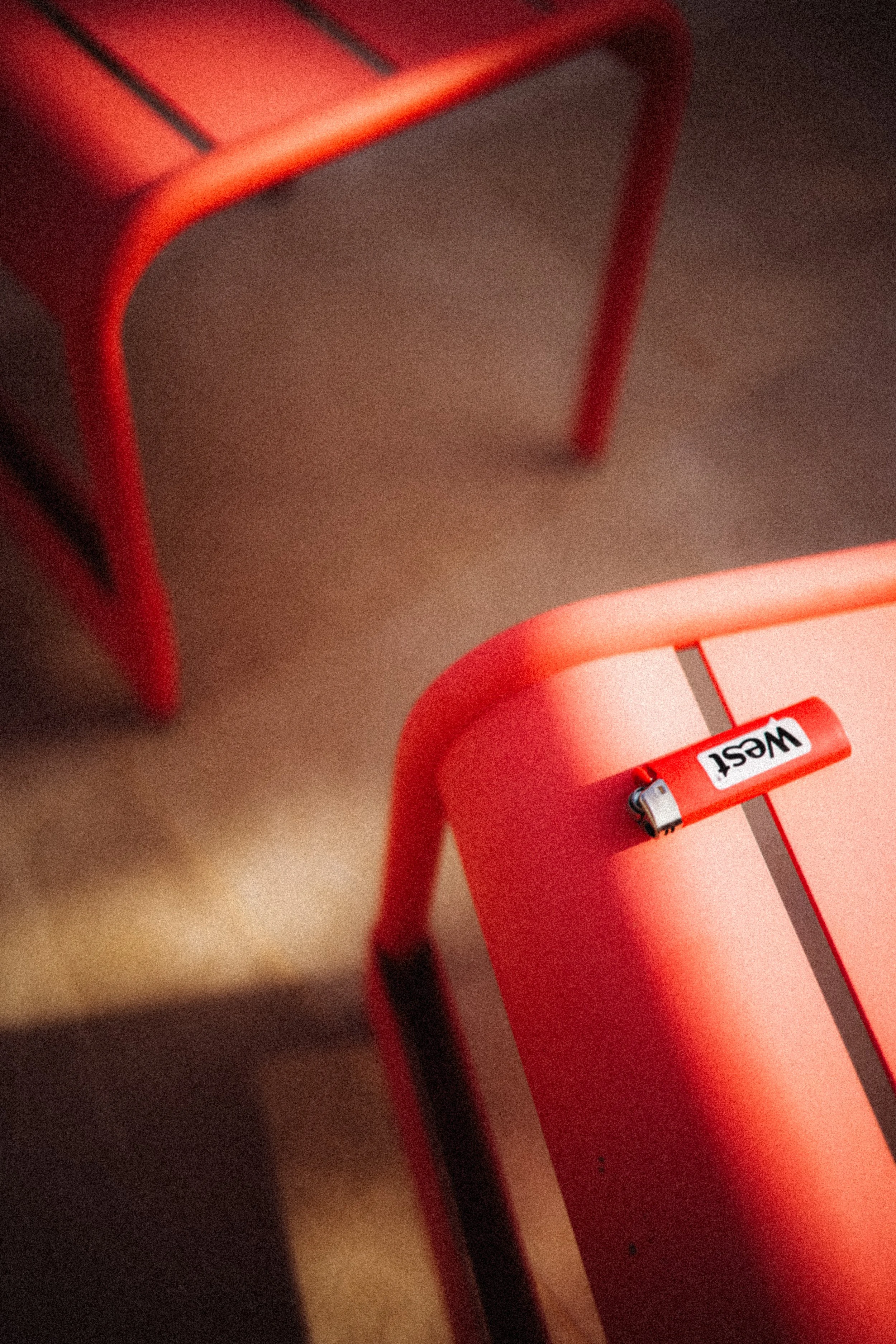 Rote Stühle und Tisch in einem Raum, Sicht aus einer hohen Perspektive.