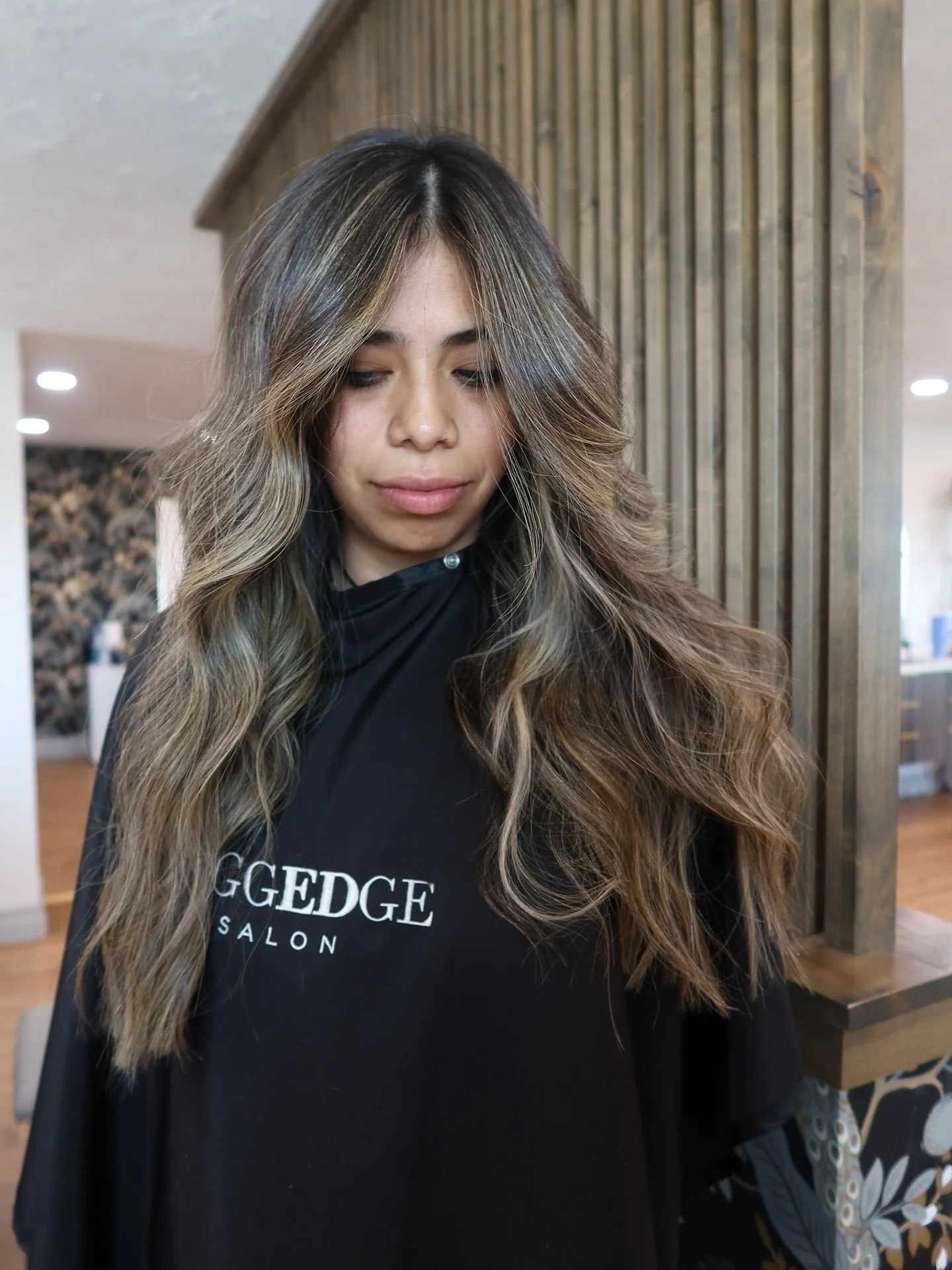 &ldquo;Soft, sunlit bronde with all the cozy vibes 🤎 The perfect blend of brunette depth and blonde dimension&mdash;because luxury hair doesn&rsquo;t have to be high-maintenance. Book your lived-in color refresh today!&rdquo;

#RexburgSalon #EastIda