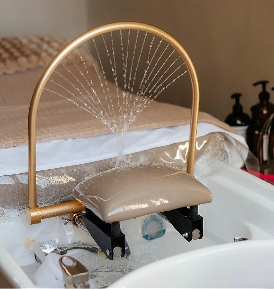 Because your brain&rsquo;s been busy&hellip;give your head a spa day 🧖🏼&zwj;♀️✨🫧🧴
@bespoke.beautyco 

#HeadSpa #ScalpFacial #ScalpCare #ScalpDetox #HealthyScalp #ScalpMassage #RelaxationTreatment #HairSpa #HeadSpaExperience #DeepCleanse #Rexburgs