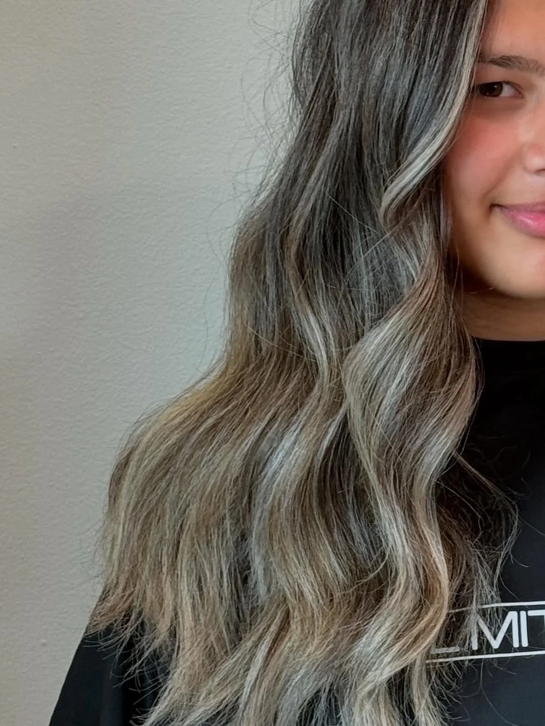We missed you, babes! 💋 It&rsquo;s been a minute since we popped into your feed, but consider this your sign: new hair, new season, new YOU.
Let&rsquo;s make magic together ✨

How amazing is this color transformation by our newest stylist @kolorwith