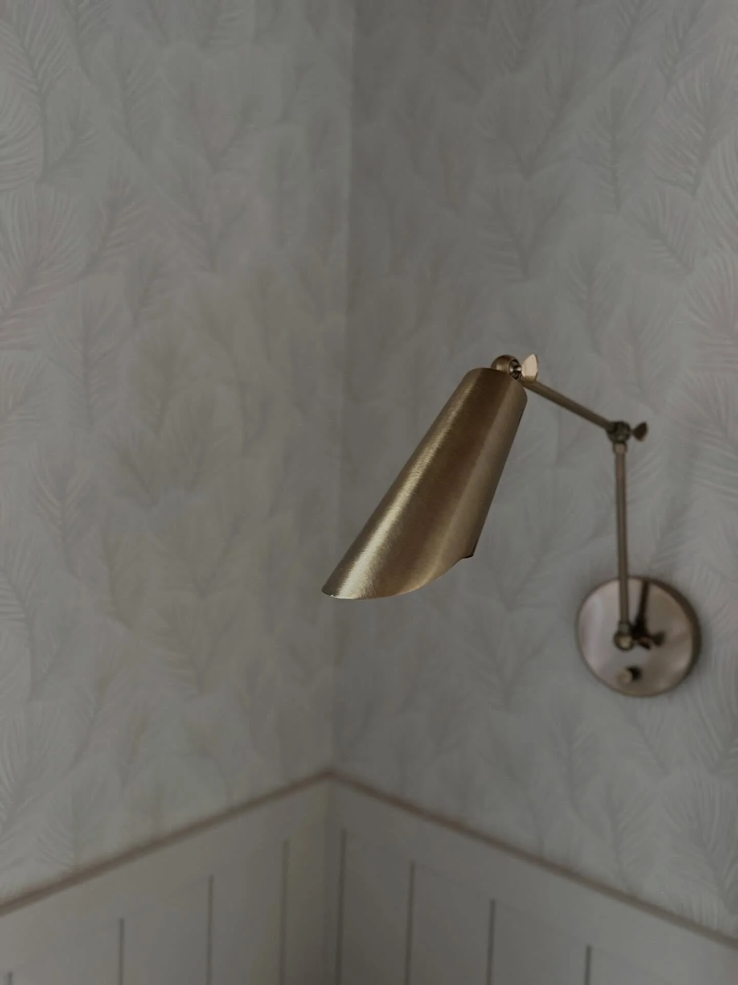 Little snippets of the recently completed primary suite in the Bow Valley!

Love how the warmth of the wood, paint, and wallpaper play off the brass. Also&hellip;lighting is everything&hellip;I&rsquo;ll scream it from the rooftops!

#MED_banff
@alair