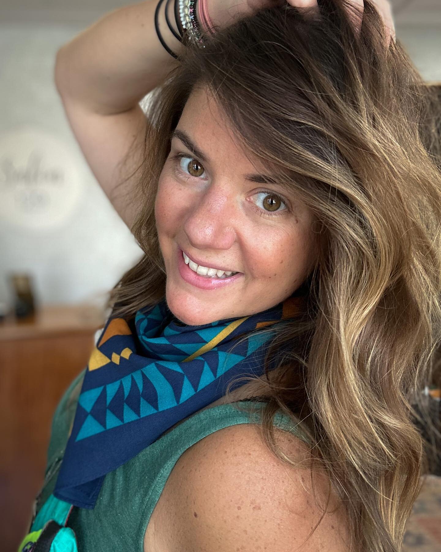 Saturday Vibe ⚡️ #balayagegrowout #foilayage #livedincolor #livedinhair #dimensionalbalayage #dimensionalcolor #colormelt #balayagehighlights #hairpainting #cnyhair #salon129 #Energyhealing #aurabalancing #Chakraaligning #lowtoxichair #livedinhaircol