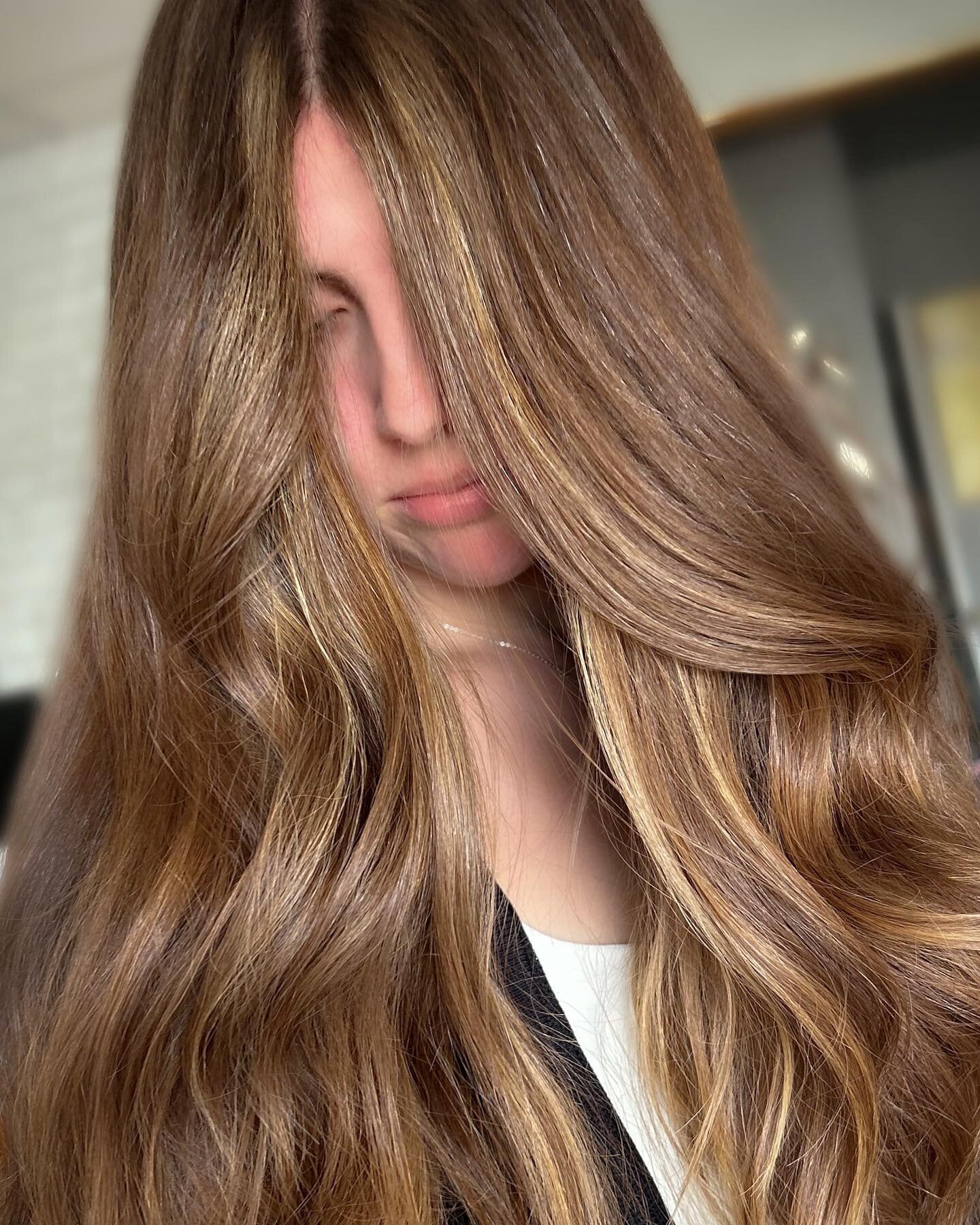 Oh, it&rsquo;s a Friday night vibe ✨ The warm brown shade at the roots pairs well with the apricot blonde highlights and adds plenty of depth to this amazing long hair 🥰  #balayage #foilayage #livedincolor #livedinhair #dimensionalbalayage #dimensio