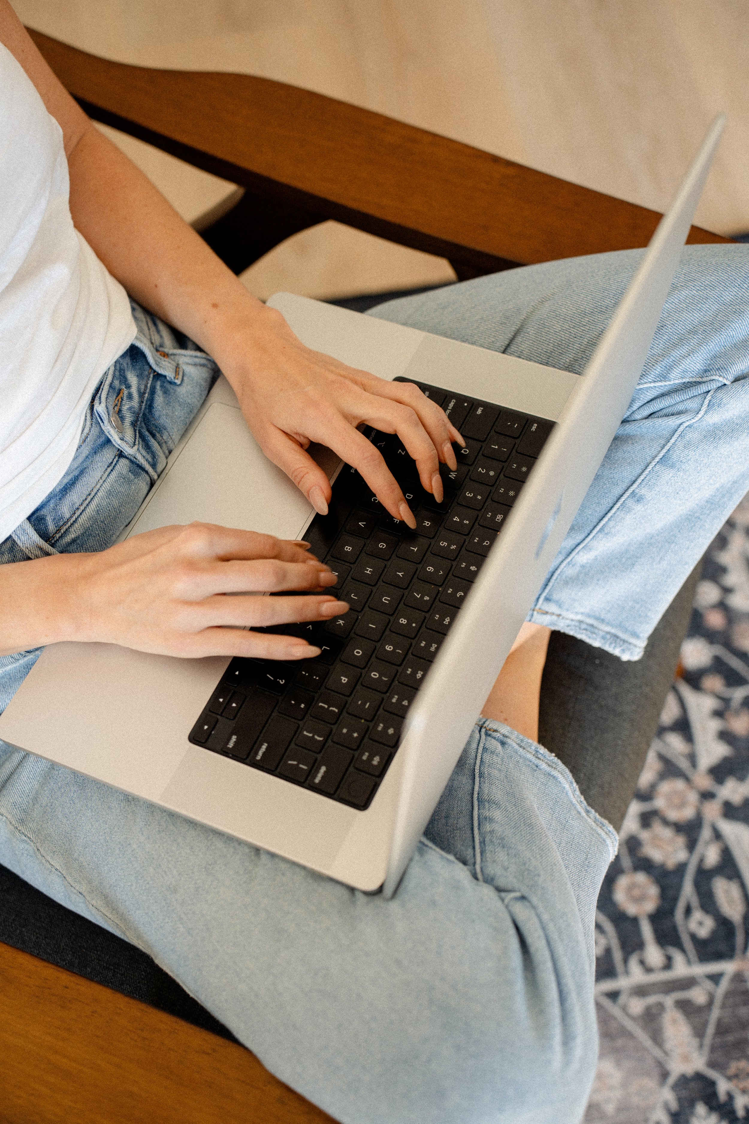 Maid of honor brainstorming ideas for her sister speech on her laptop