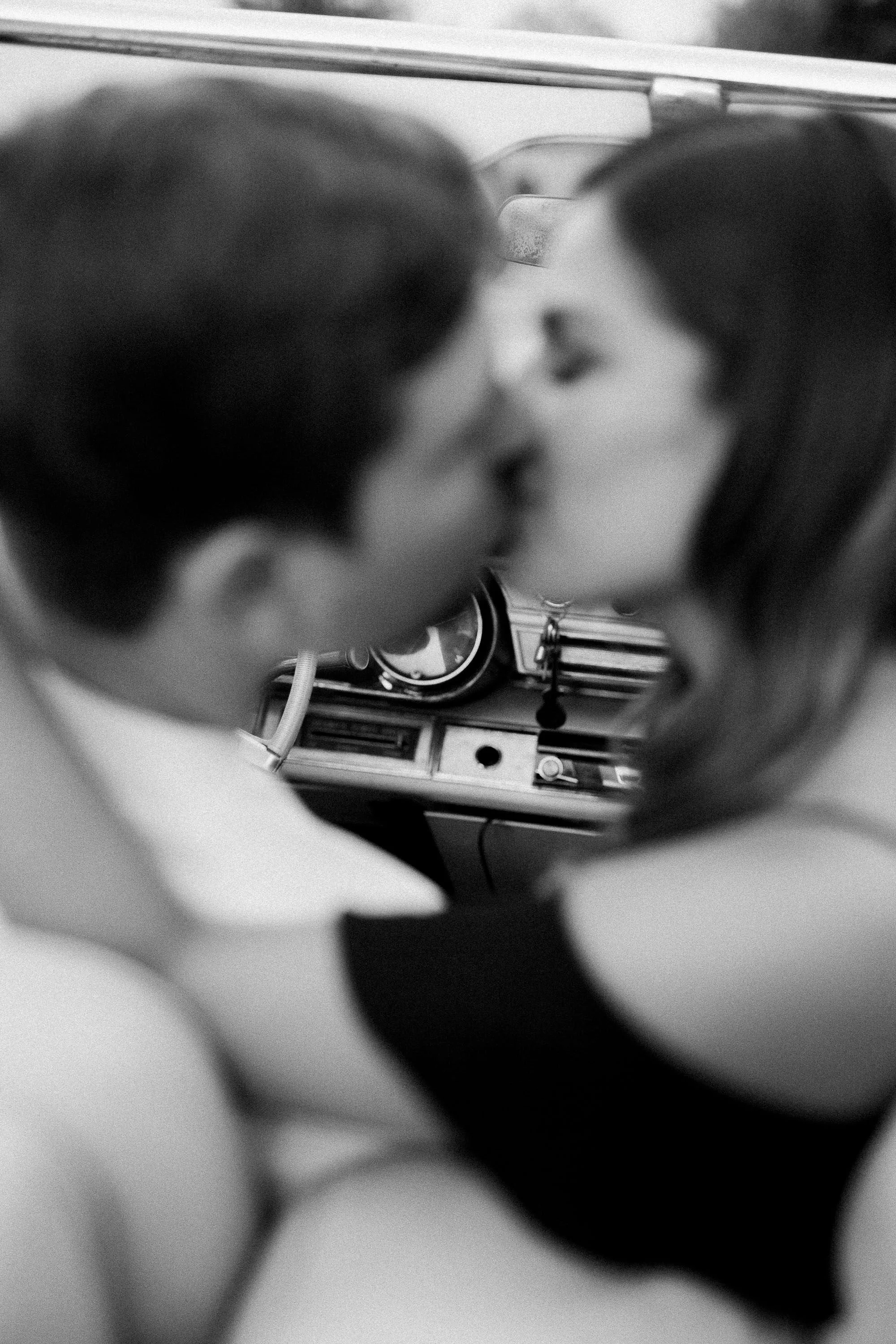 bride and groom driving away from the wedding venue together after listening to a heartfelt wedding speech