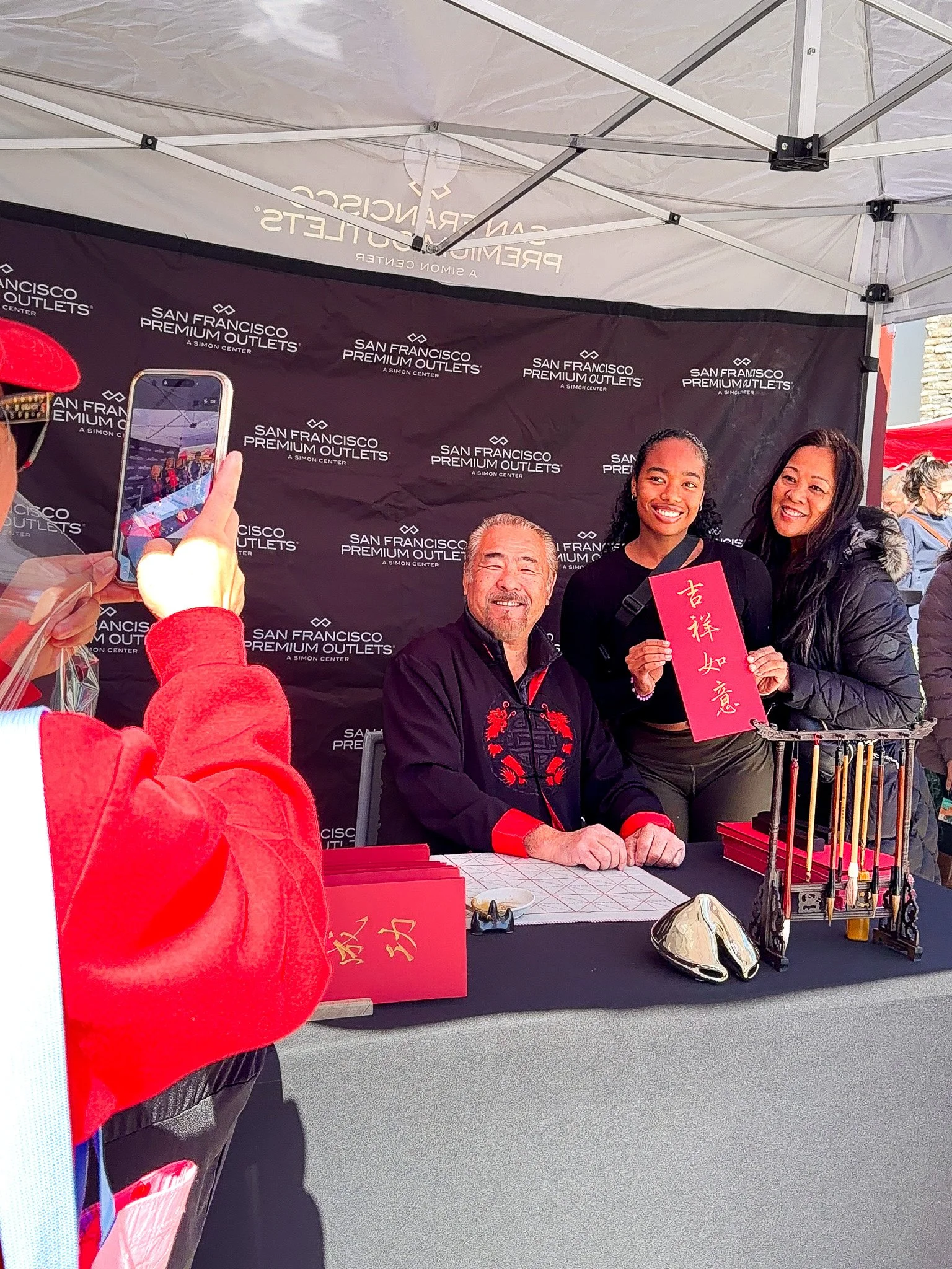 lunar-new-year-chinese-brush-calligraphy-activation-simon-malls-livermore-premium-outlets-san-francisco-bay-area-event-cultural-gifting-aapi-celebration-good-luck-charms-customers-vip-gift.jpg