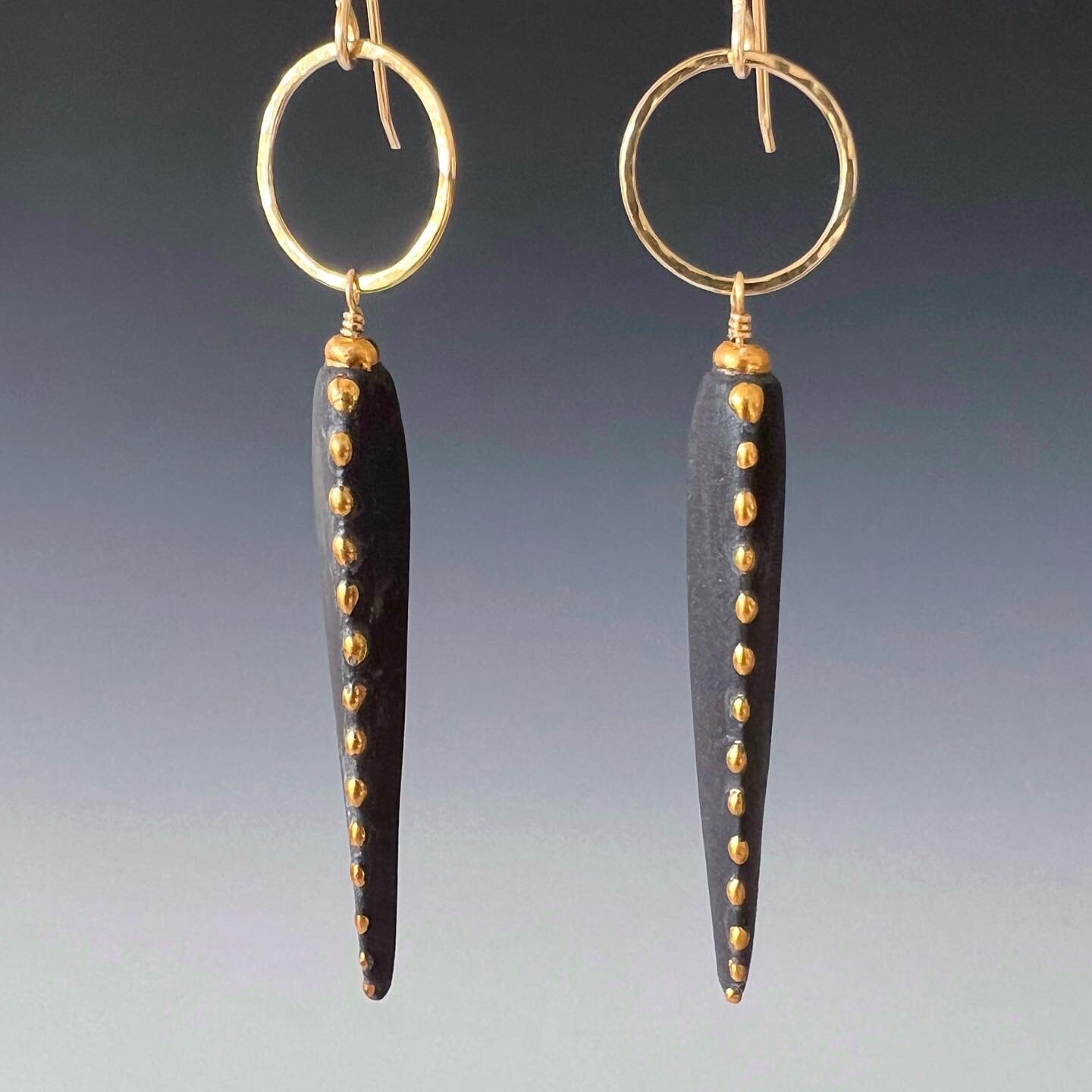 Black porcelain sea urchin spines earrings with gold luster details. So much movement in these beauties! Hand sculpted porcelain pencil urchin spines.
Labor of loves.🎉🏝️✨💙
#oceanlove #blackporcelain #seaurchins #contemporaryjewelry