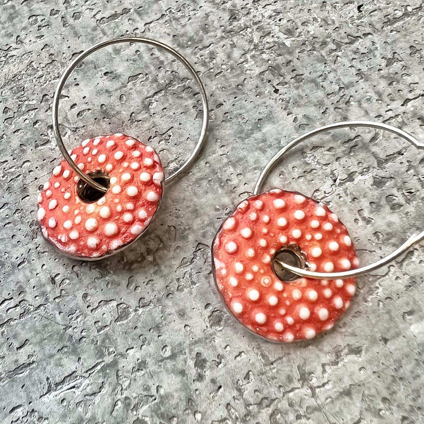 Little porcelain cast urchin earrings on silver hoops! Spring is just around the corner, so I&rsquo;m thinking in colors&hellip; Yes, we do actually have spring in Hawaii, but it&rsquo;s quiet, and you have to pay attention.😉🧡🌼🏝️

#porcelain #con