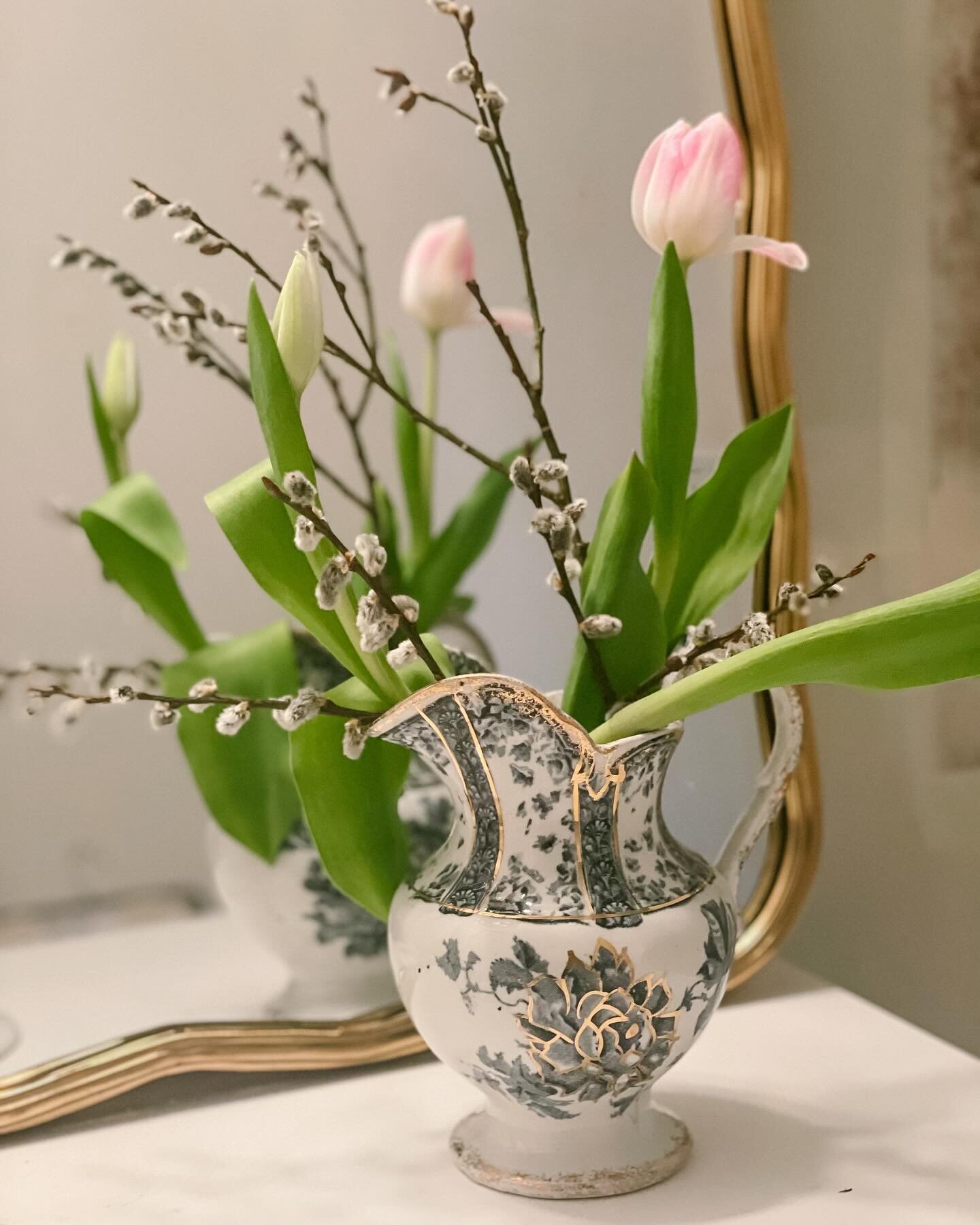 This charming little blue jug truly is a testament to the fact that inspiration can strike from the most unexpected places. Just like how its delicate floral pattern and touch of gold set the stage for my bathroom&rsquo;s mini makeover, incorporating