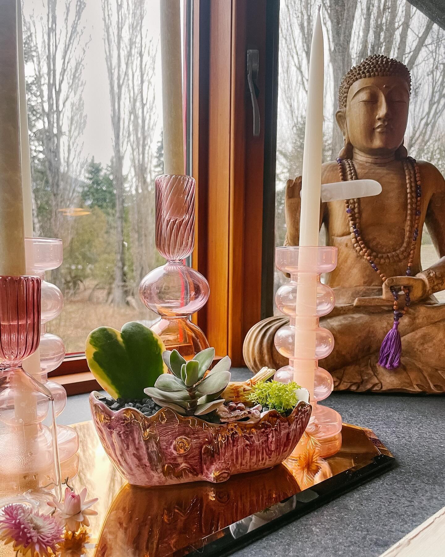 Spring has sprung and it&rsquo;s not just about dusting off the cobwebs&mdash;it&rsquo;s about letting in that fresh, new energy! 
🌸✨ Give your windows a little love with a good clean to sparkle up your view and your vibes. 
Because in the world of 