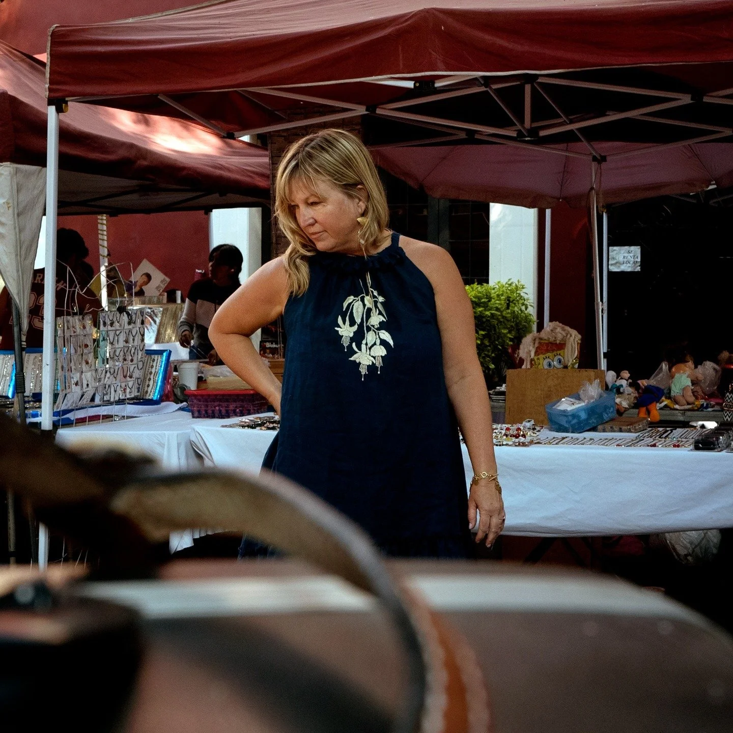 The best treasures find you when you're moving slowly enough to notice them.

Sunday morning at the Puebla vintage market, completely in my element among beautiful finds with stories to tell, kind of like the story of the flowers embroidered on my dr