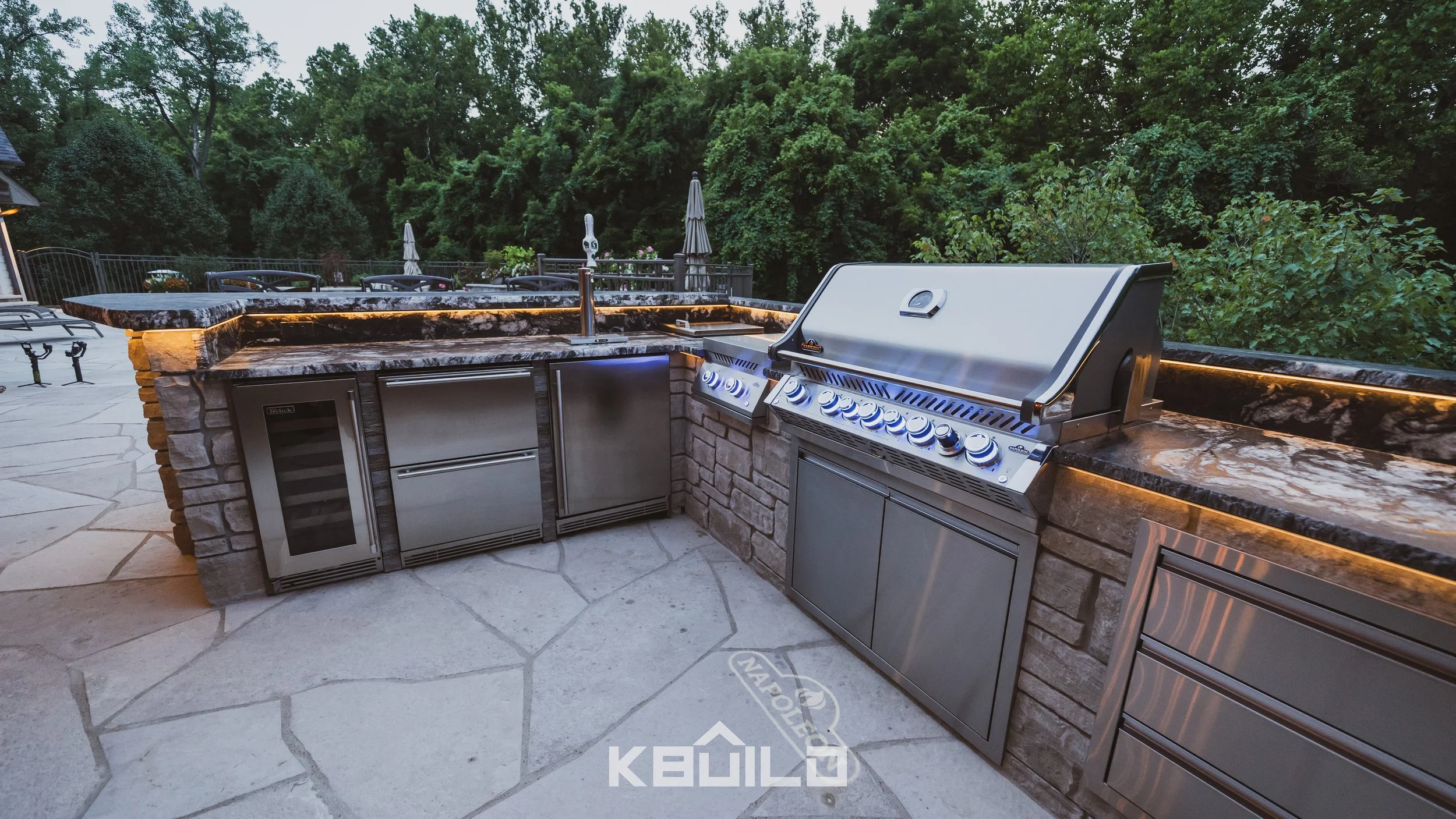 What Belongs in an Outdoor Kitchen