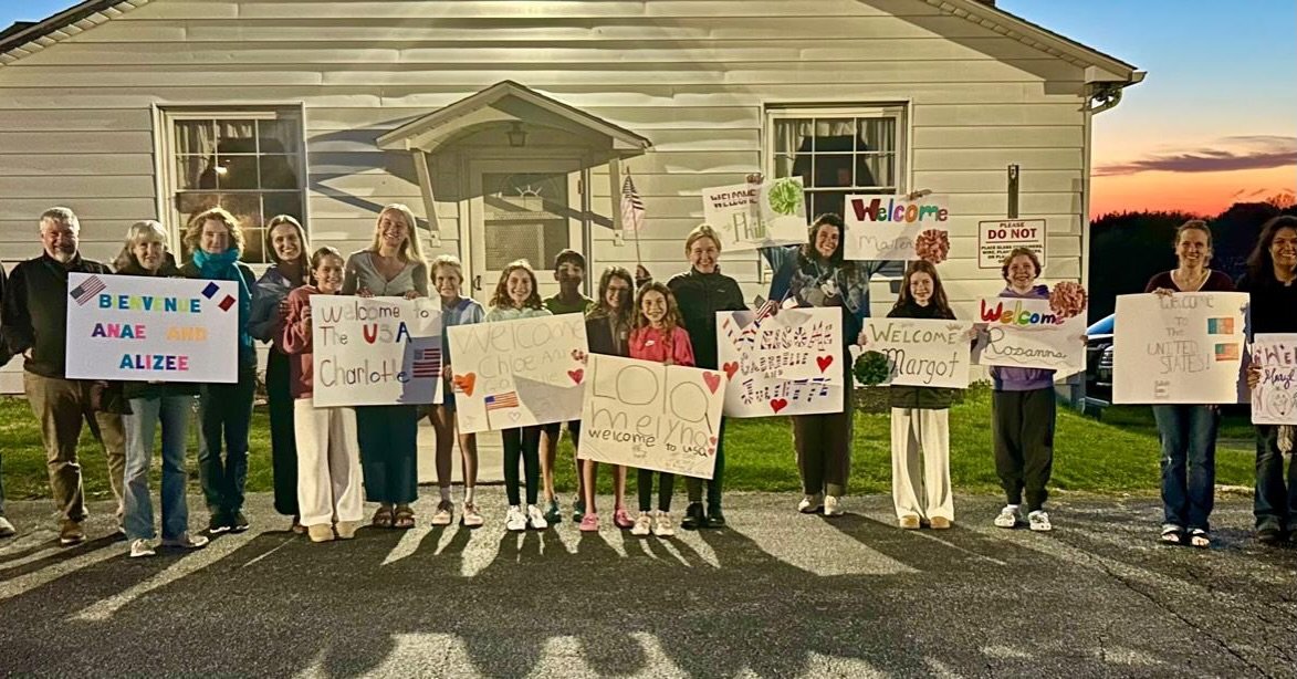 Host families welcoming our French group to Washington DC! Making a difference with cultural exchange starts here. 
#exchangestudent #goworld #internationalstudents