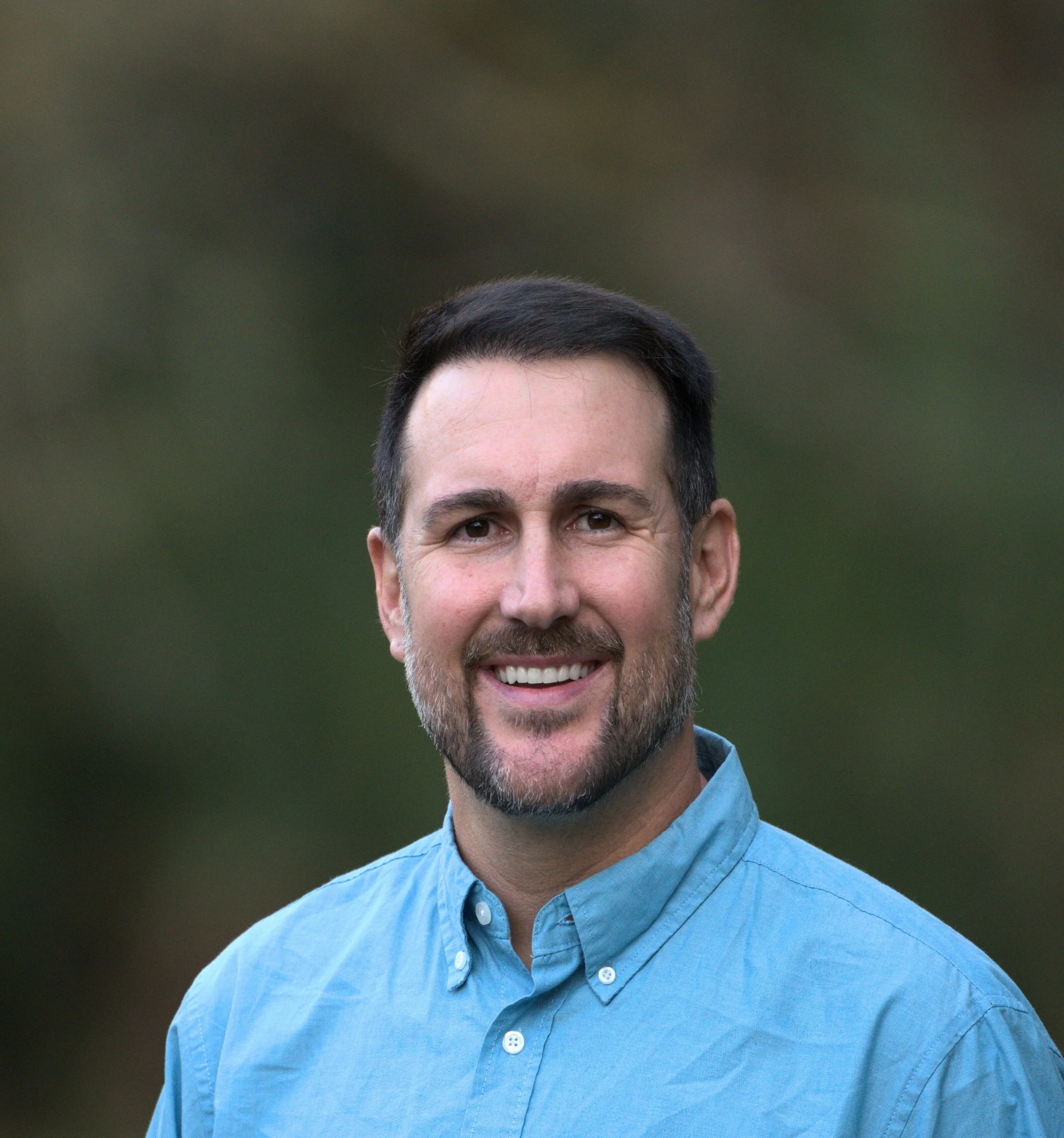 Professional headshot of Ari Schwartz, MSW, RCSWI, an online therapist at Dandelion Therapy Group who provides bilingual counseling in English and Spanish.