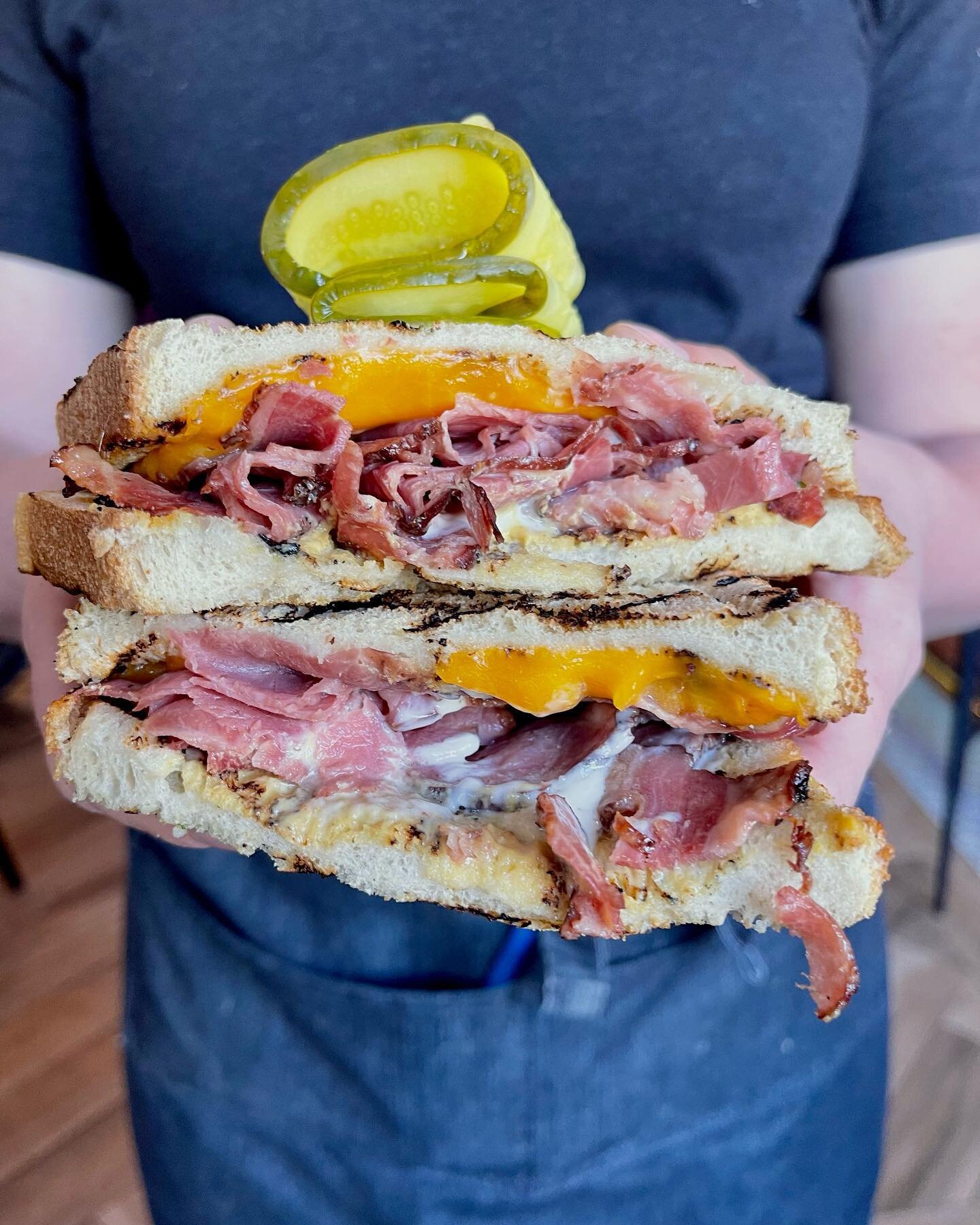 MONTREAL SMOKED MEAT SAMMY🤤

You loved it so much, we had to bring it back on our lunch menu!

Montreal smoked meat, sauerkraut, dill pickles, dijon mustard, house sauce, and cheddar on sourdough bread with fries + greens.

On every day until 4:30🥪