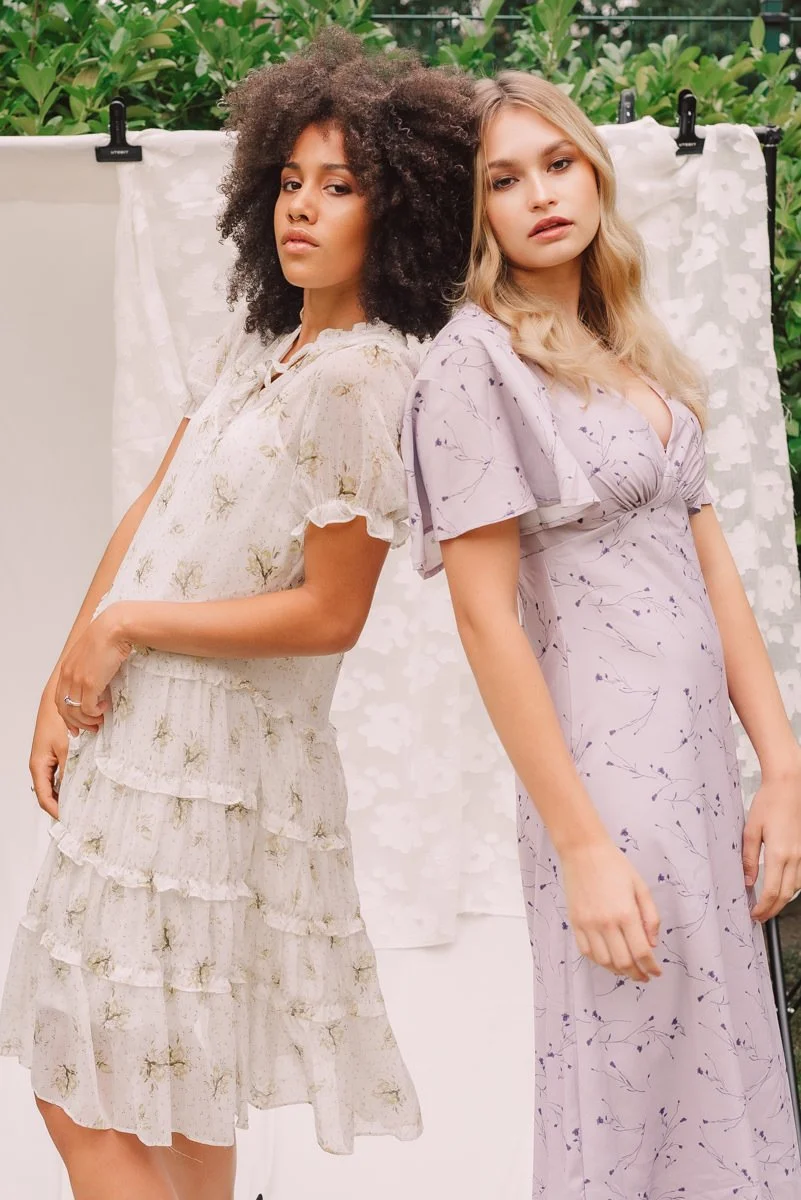 Beautyfotografie im Garten mit Models Elaine & Greta. Farbenfrohe, pastellige Beauty & Fashion Fotografie aus Köln. Als feministische Werbefotografin steht Anna-Maria Langer für Female Empowerment.