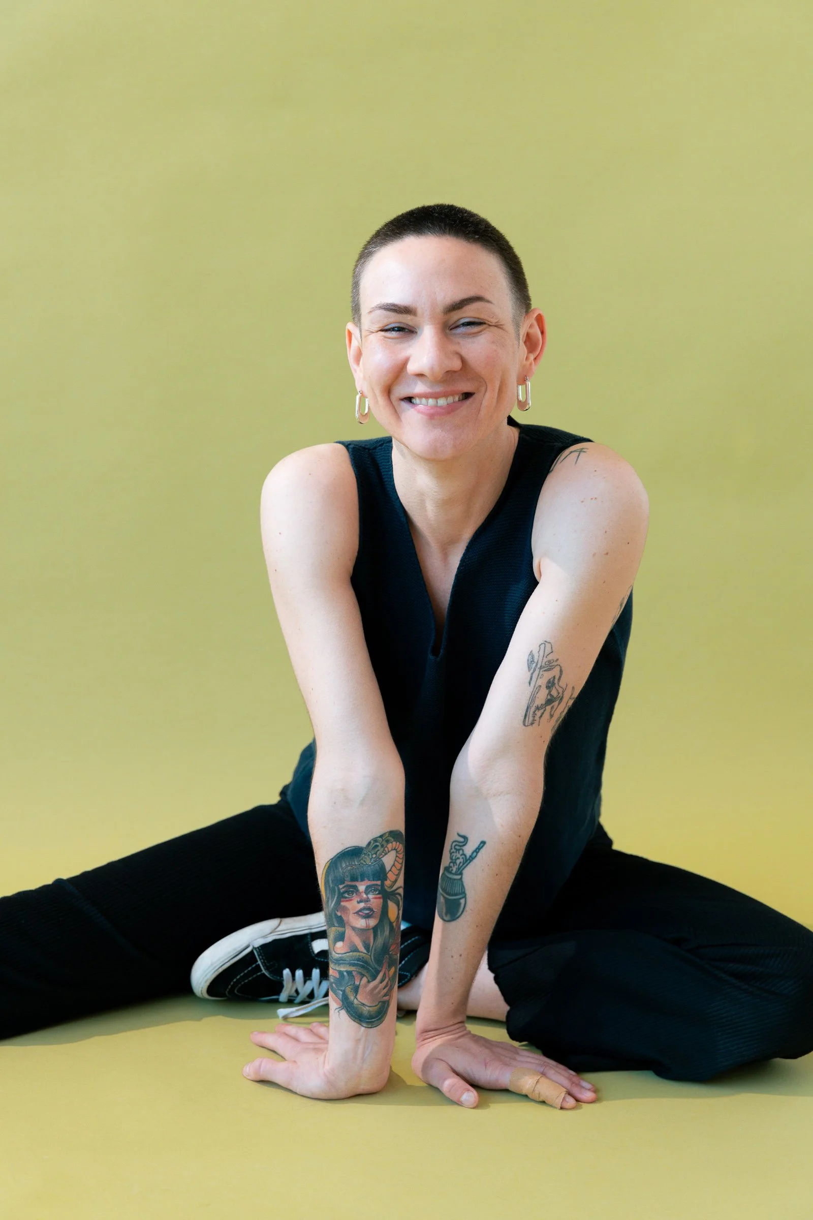 Lavinia Muth ist Speakerin, Mentorin, Verfechterin und Beraterin für ethische Geschäftspraktiken und soziale Gerechtigkeit, sowie Yoga Lehrerin. Nach ihrer Zeit bei Armed Angels startete sie in die Selbstständigkeit. In Lavinias Personal Branding Ses