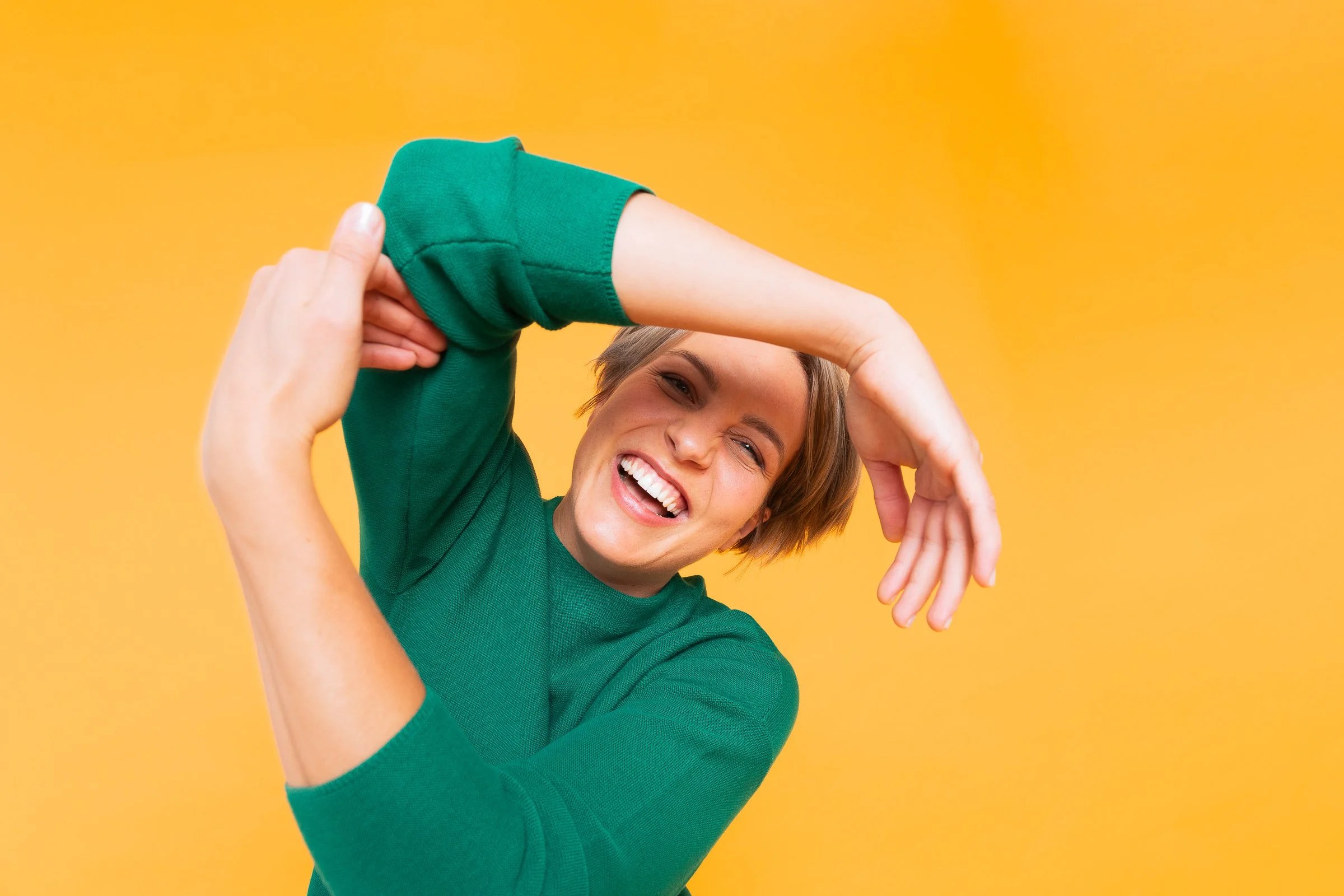 Farbenfrohe Branding-Fotografie in Köln für Gründerinnen und selbstständige Frauen: Authentisches Business-Porträt mit lebendigen Farben, natürlichem Licht und moderner Bildsprache. Personal Branding Fotoshooting für Female Entrepreneurs, das Persönl